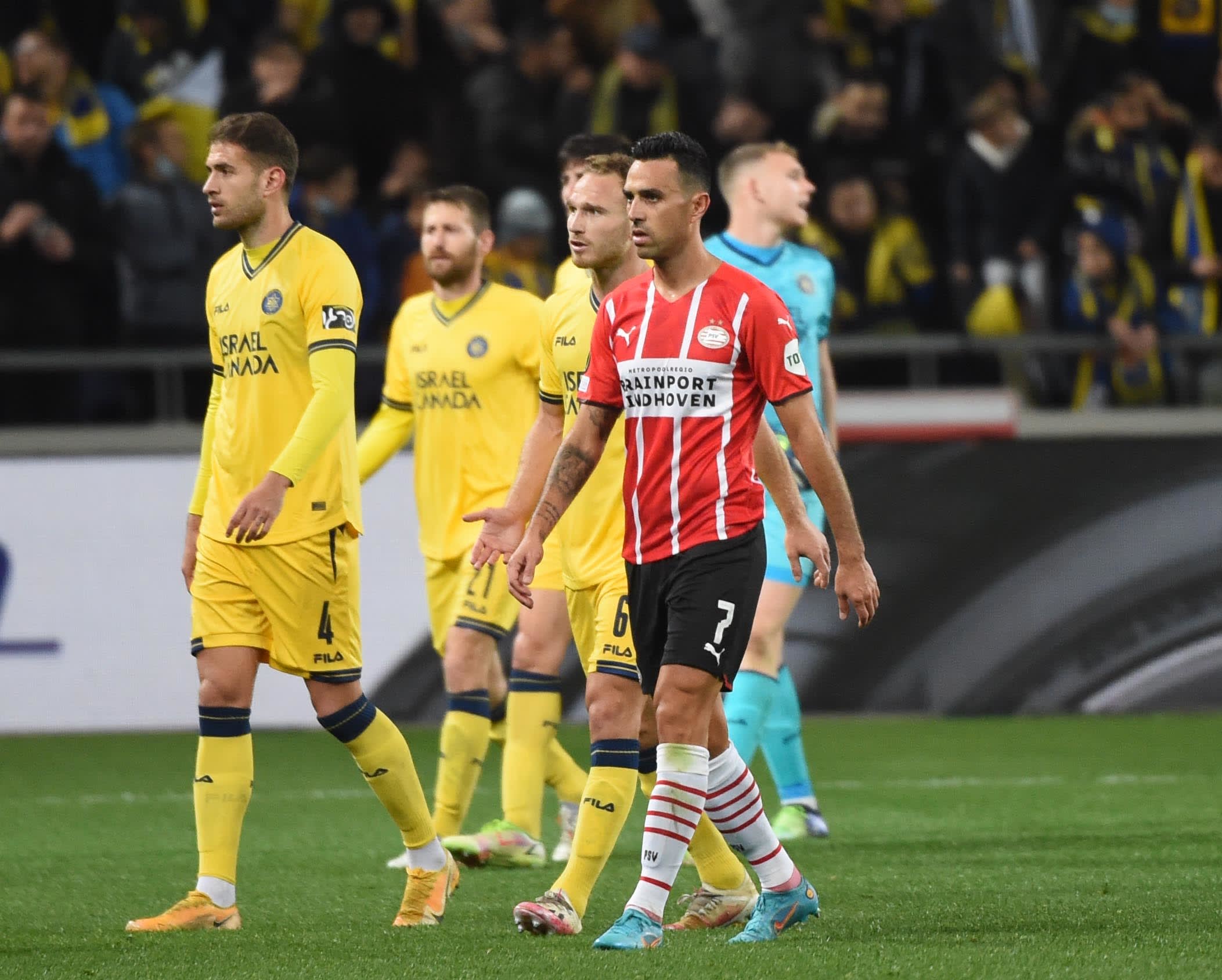 ערן זהבי שחקן פ.ס.וו איינדהובן עם אנריק סבוריט שחקן מכבי תל אביב אחרי הפסקת המשחק בין שתי הקבוצות