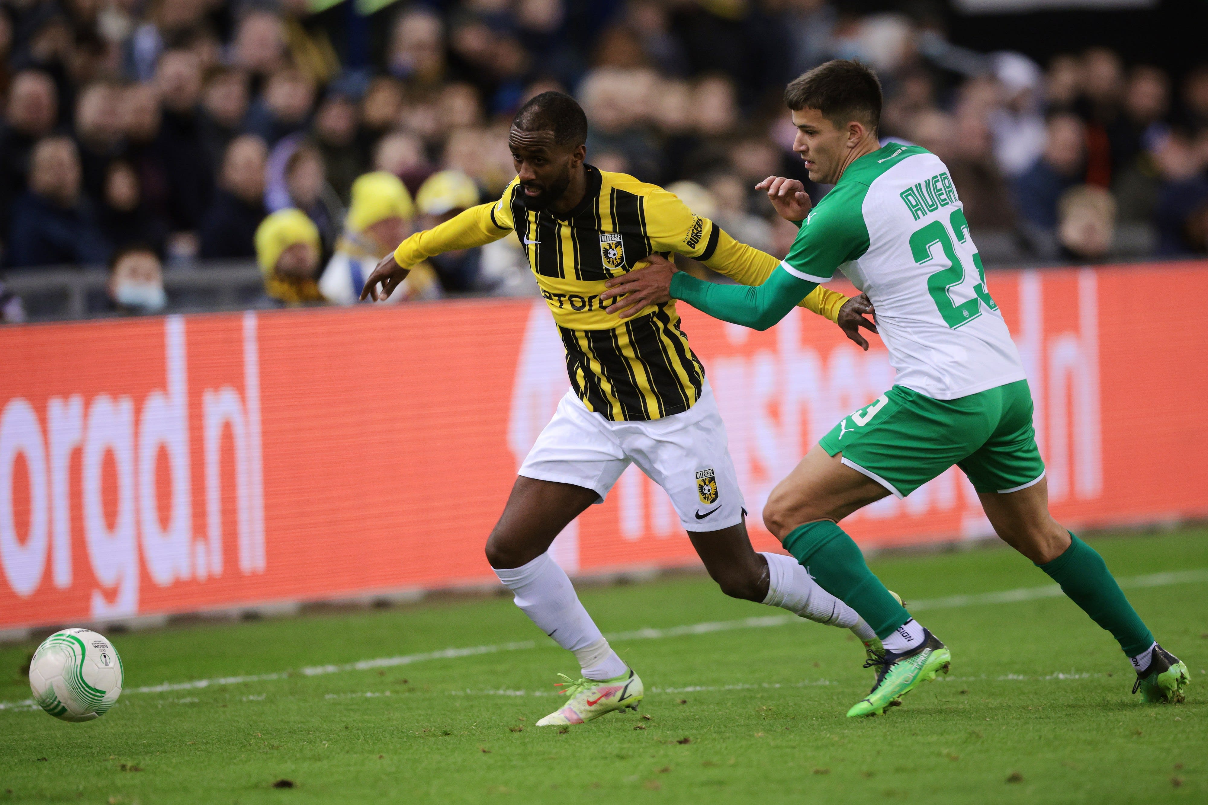 אלי דסה שחקן ויטסה מול יונאס אואר שחקן ראפיד וינה