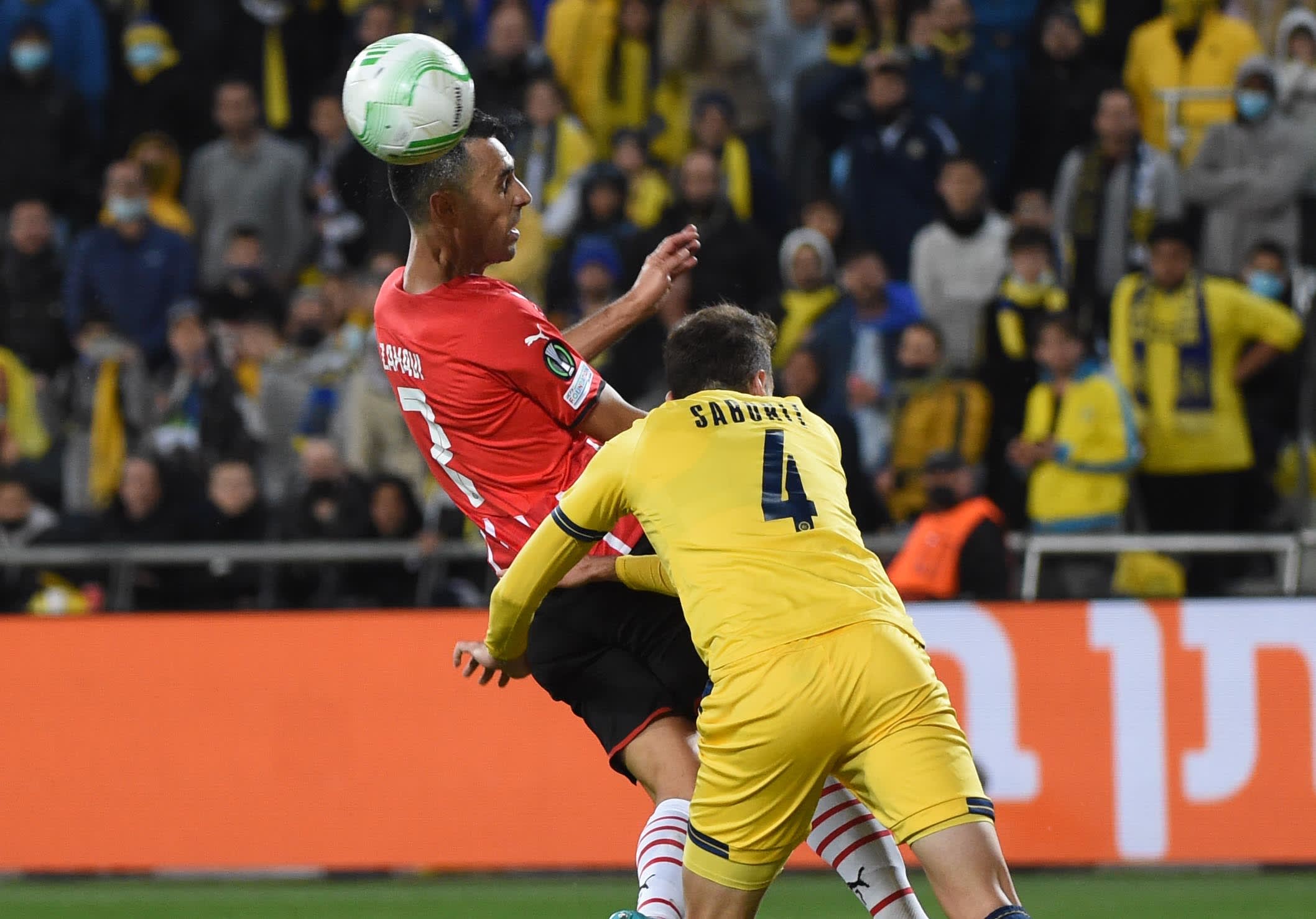 ערן זהבי שחקן פ.ס.וו איינדהובן מול אנריק סבוריט שחקן מכבי תל אביב