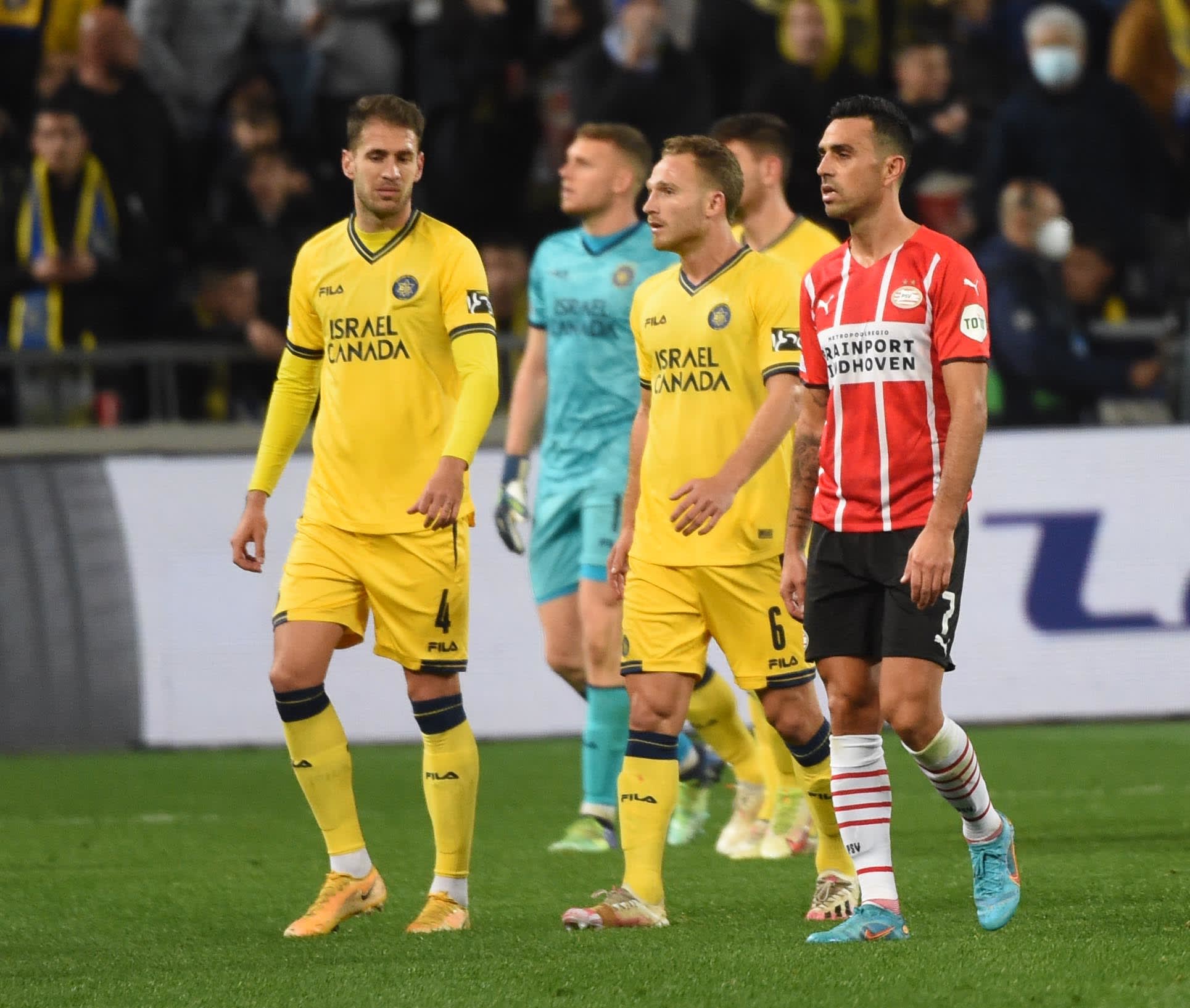 ערן זהבי שחקן פ.ס.וו איינדהובן עם אנריק סבוריט שחקן מכבי תל אביב אחרי הפסקת המשחק בין שתי הקבוצות