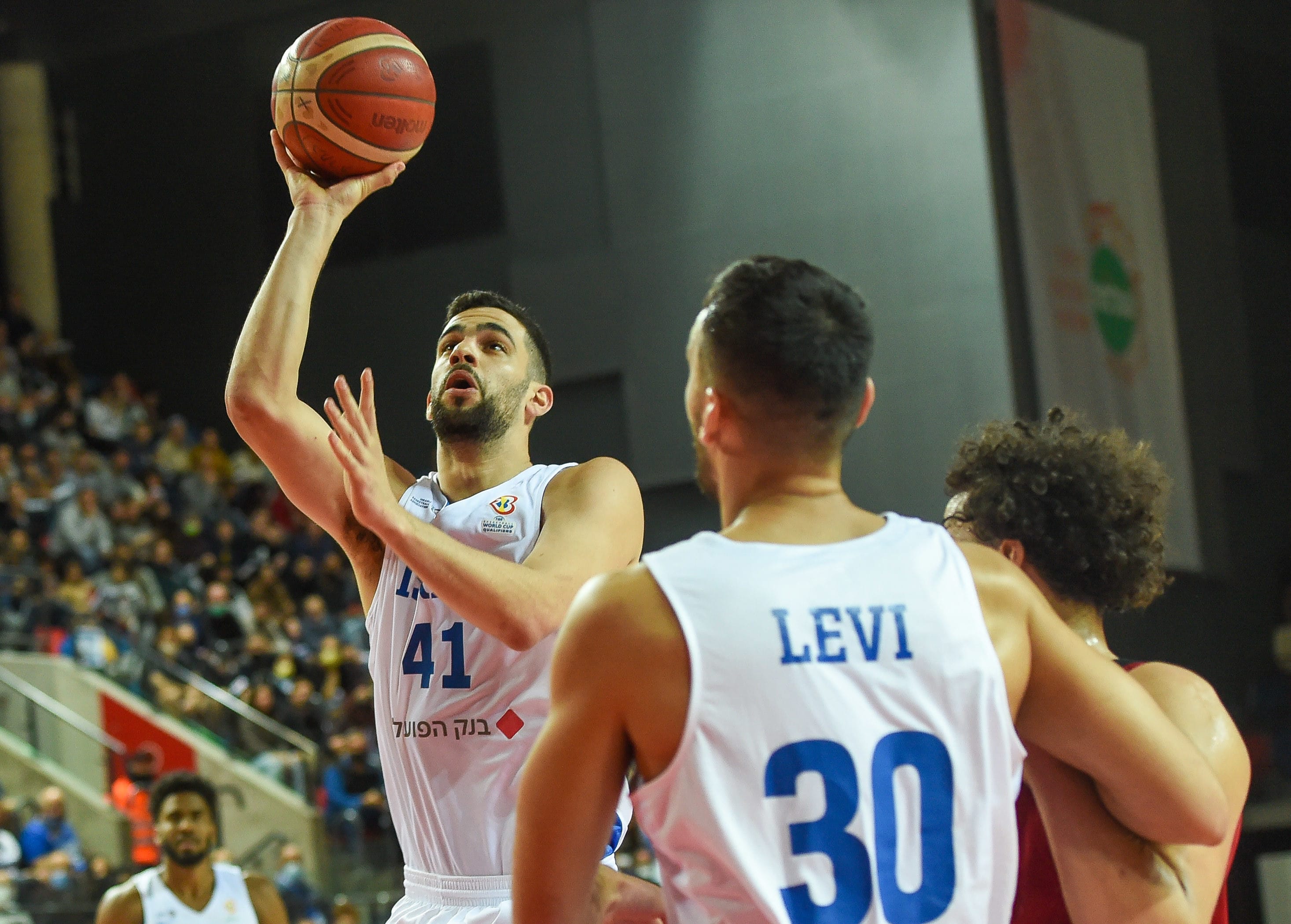 שחקן נבחרת ישראל תומר גינת עם נמרוד לוי