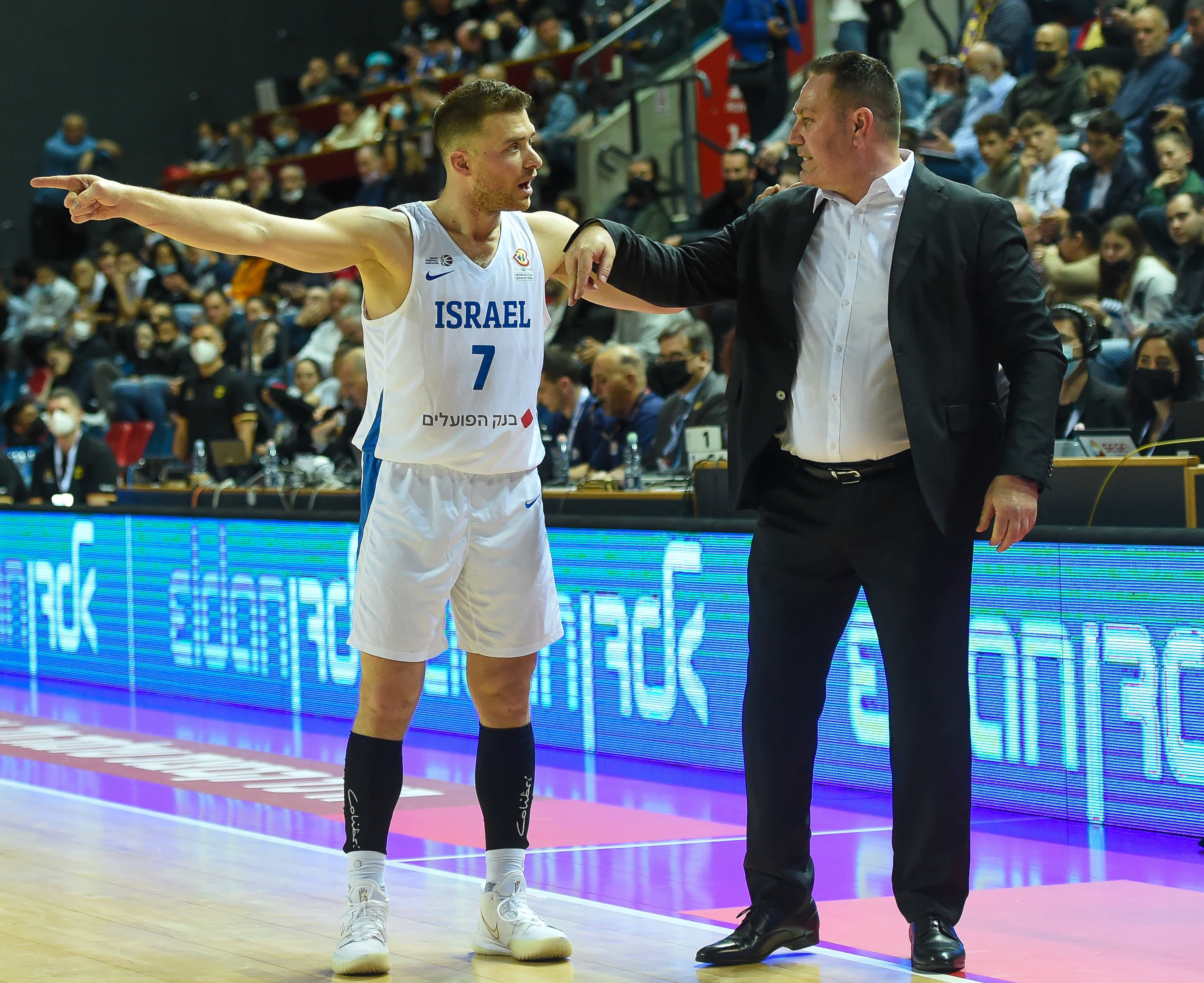 מאמן נבחרת ישראל גיא גודס עם גל מקל