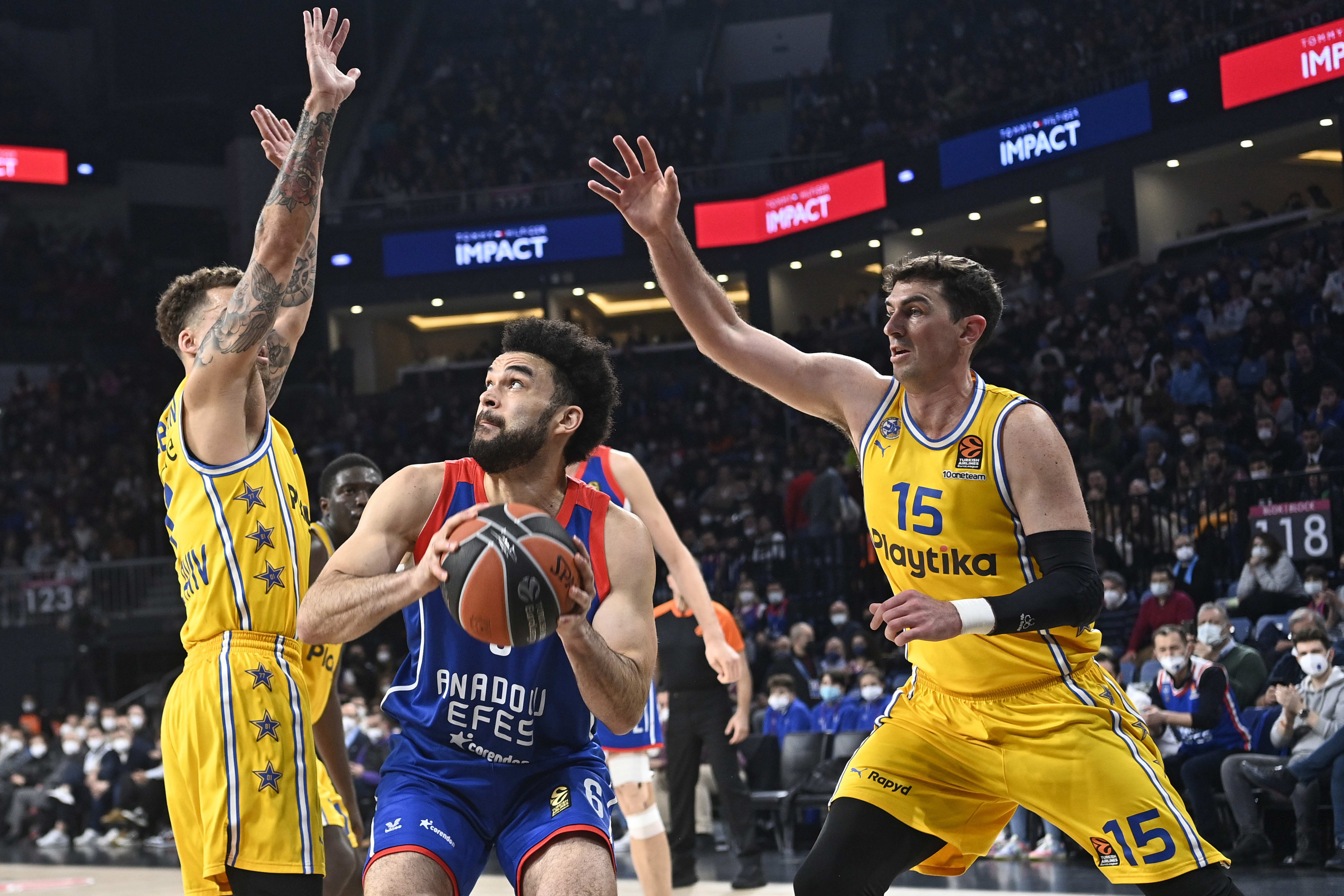 אלייז'ה בריאנט שחקן אנאדולו אפס מול סקוטי ווילבקין שחקן מכבי תל אביב, ג'ייק כהן