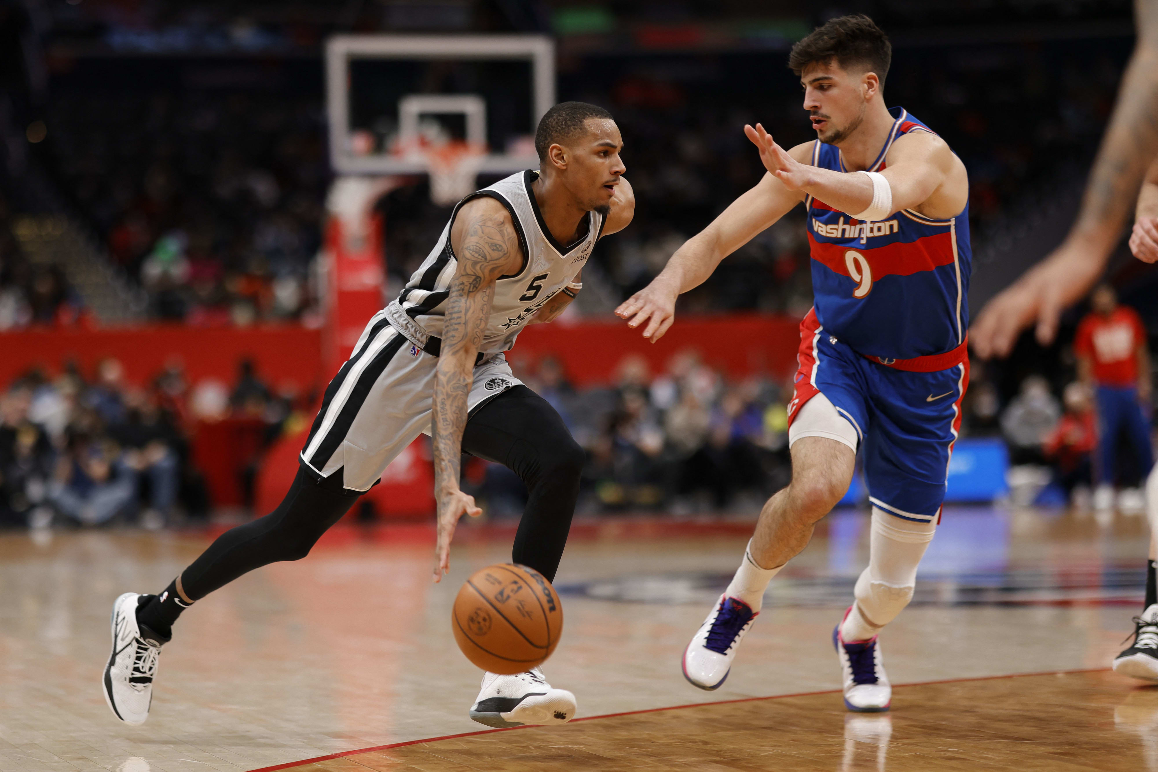 שחקן וושינגטון וויזארדס דני אבדיה שומר על שחקן סן אנטוניו ספרס דז'ונטה מארי