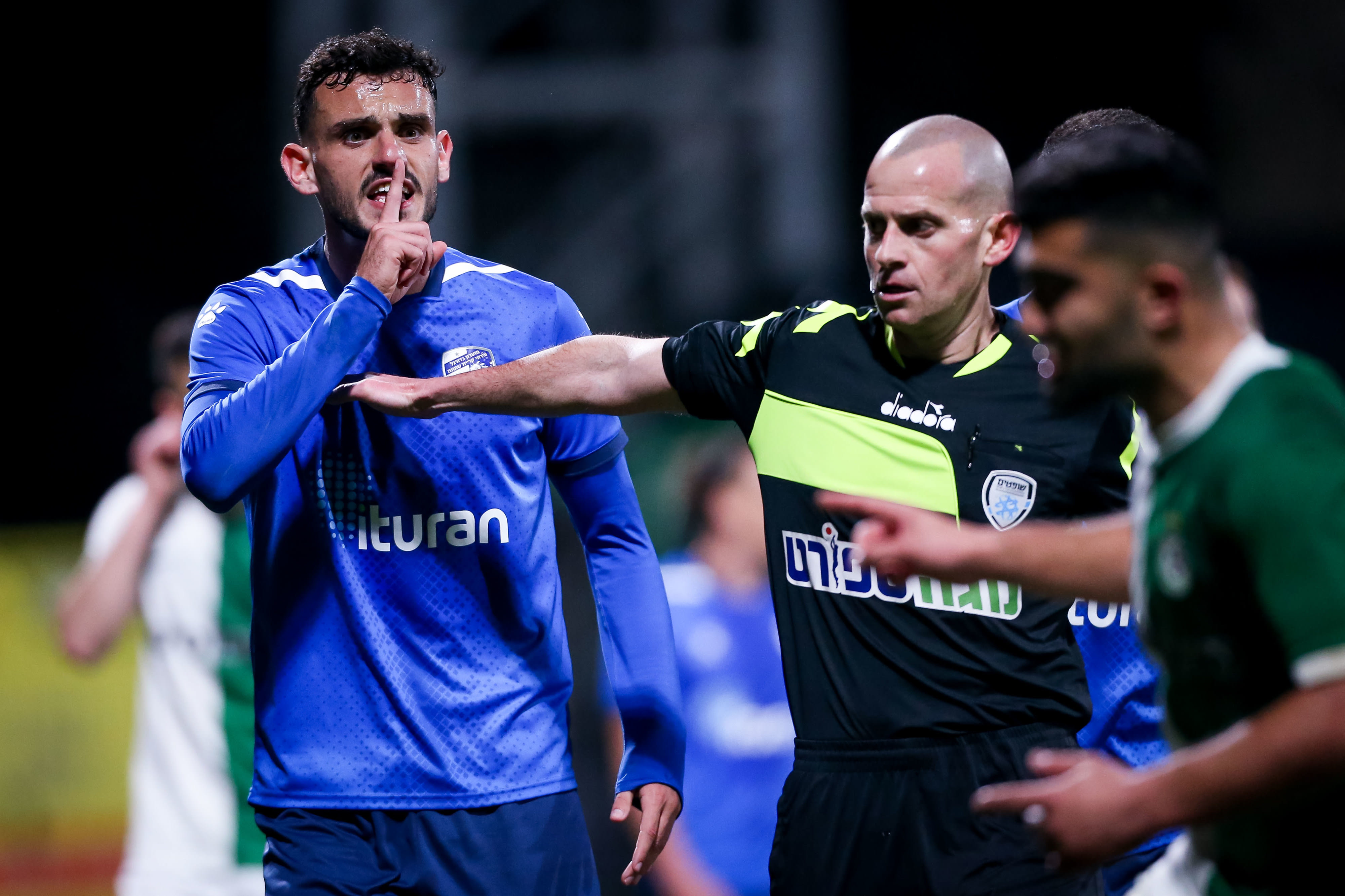 איתי בן שבת שחקן עירוני קרית שמונה עם עידן לייבה שופט כדורגל