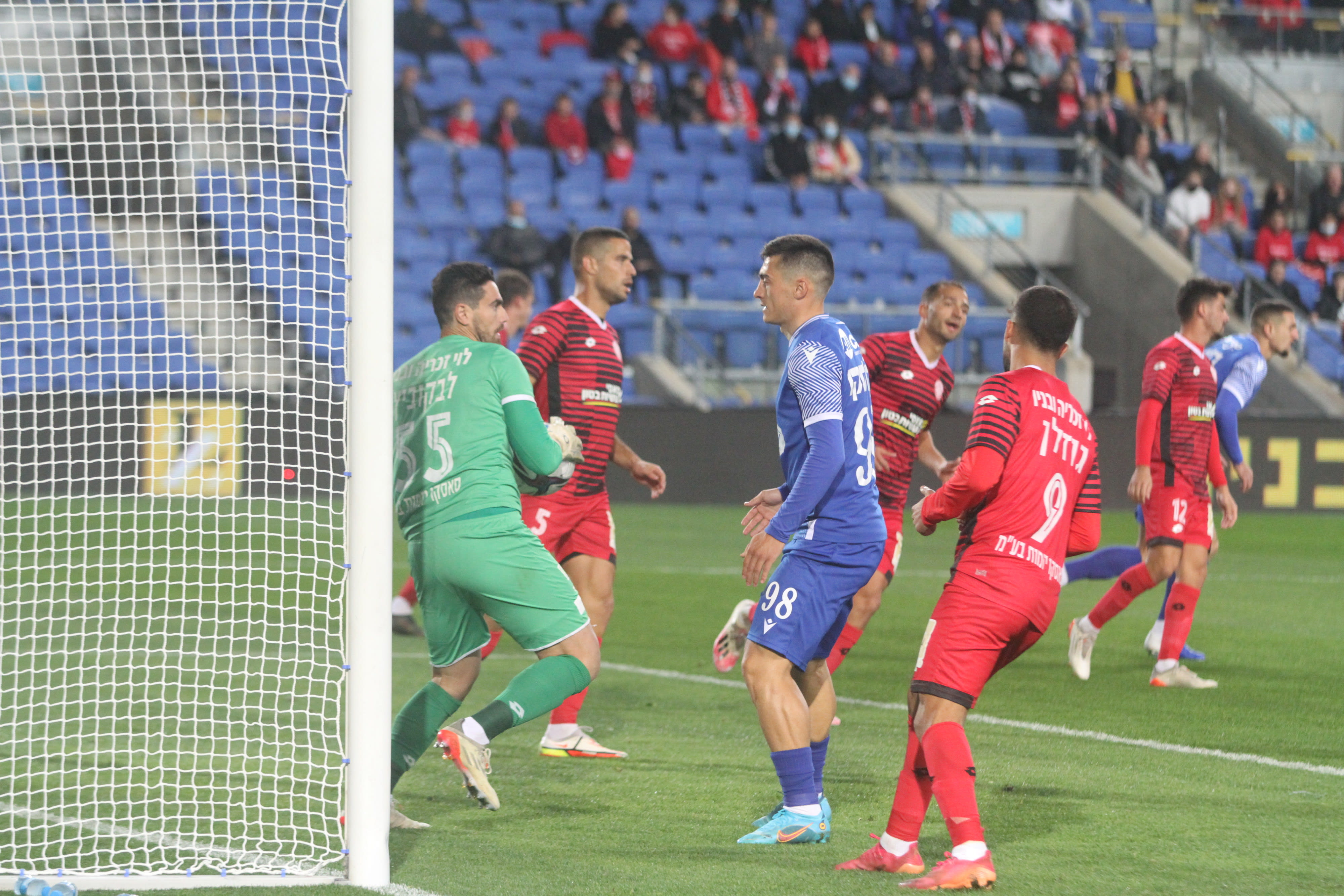 רובי לבקוביץ' שוער הפועל חדרה מול יון ניקולאסקו שחקן מכבי פתח תקוה