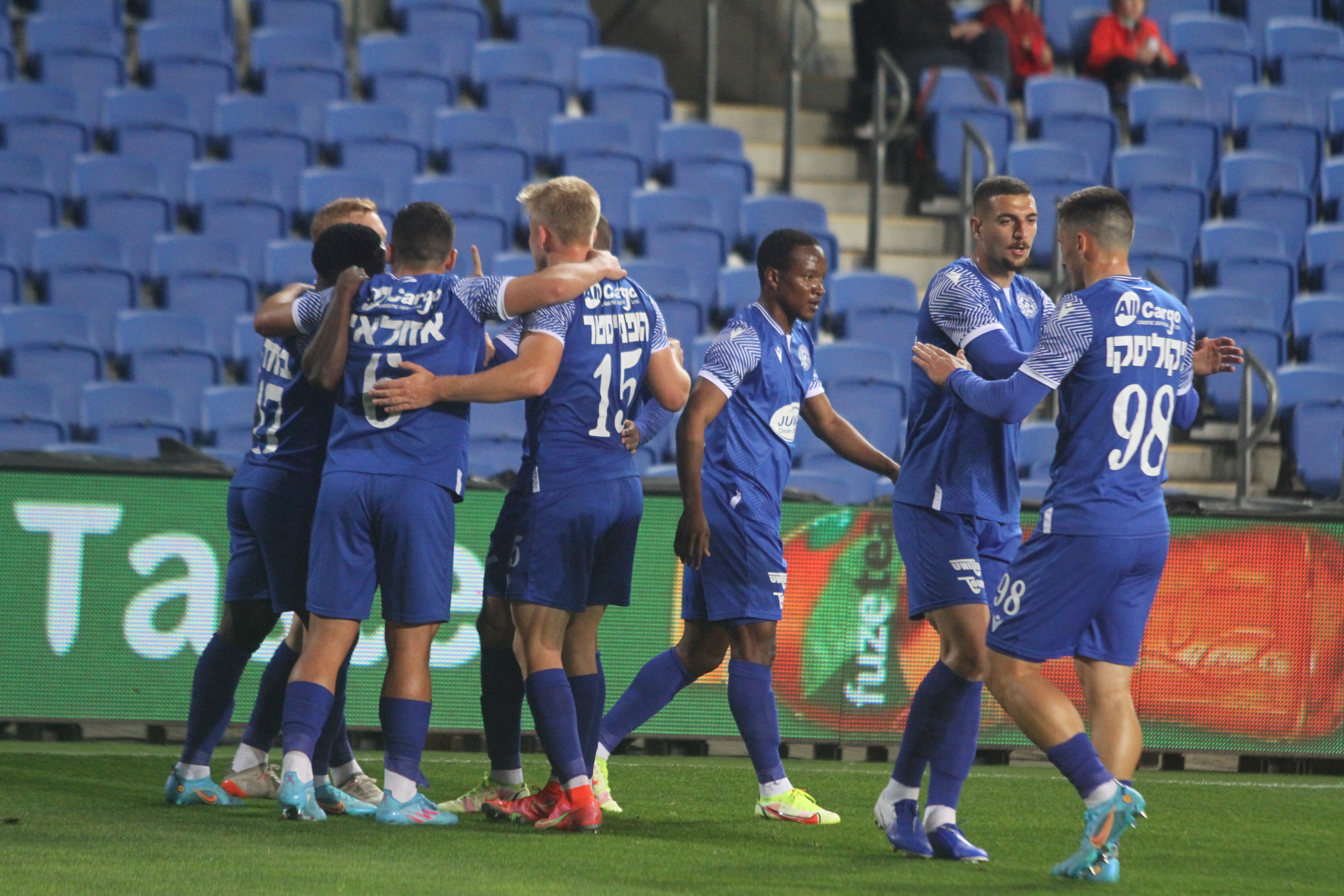 שחקני מכבי פתח תקוה חוגגים