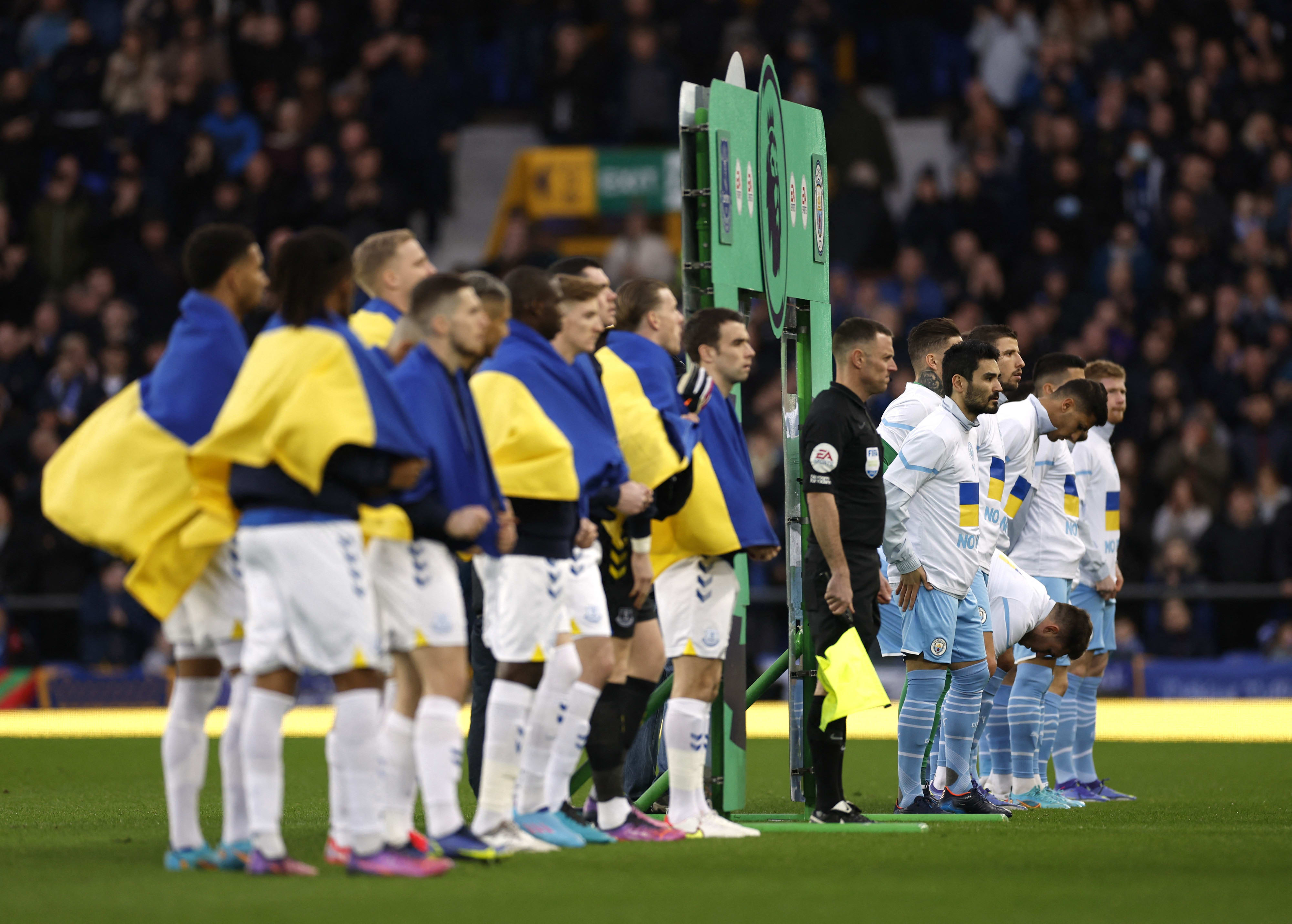 שחקני אברטון, מנצ'סטר סיטי עם דגלי אוקראינה