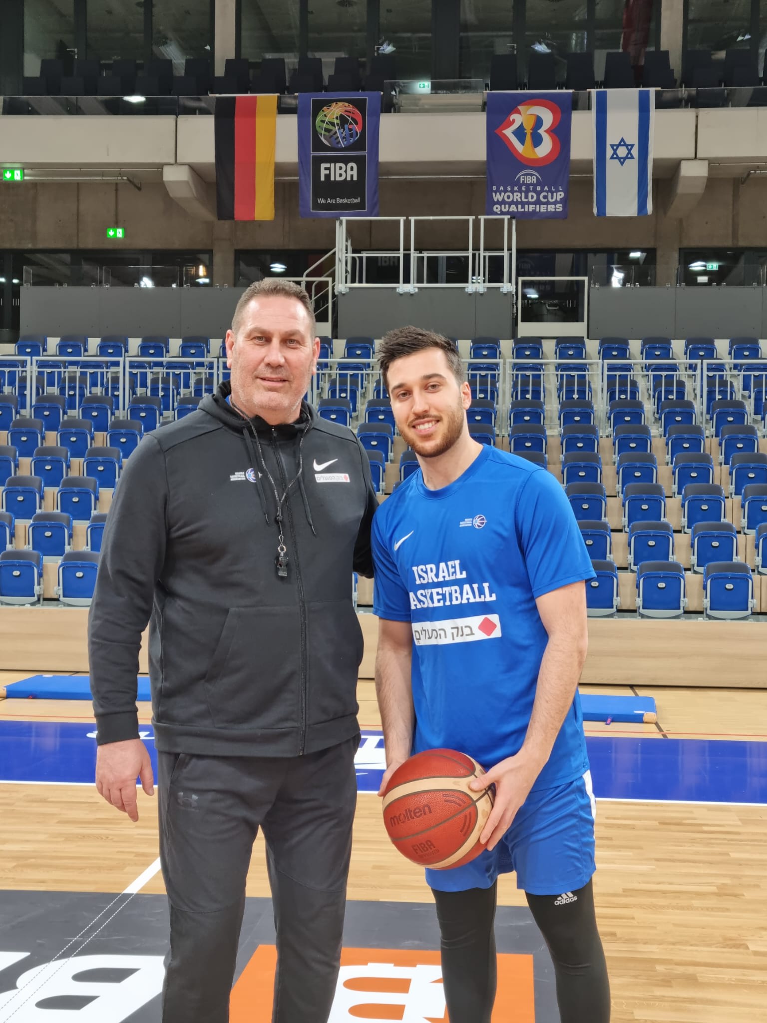 מאמן נבחרת ישראל גיא גודס עם תמיר בלאט