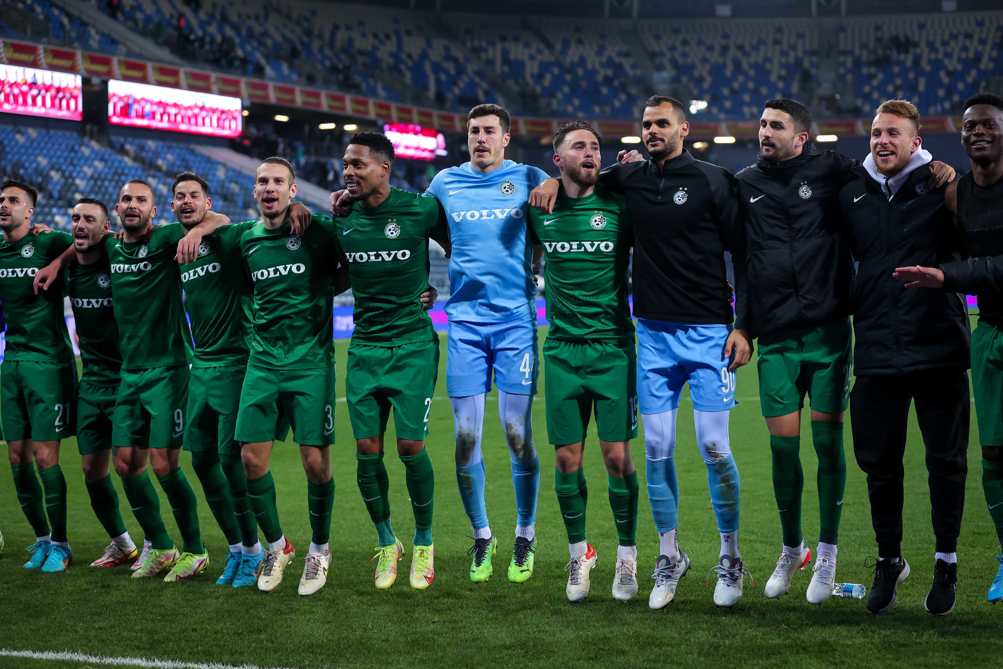 שחקני מכבי חיפה חוגגים