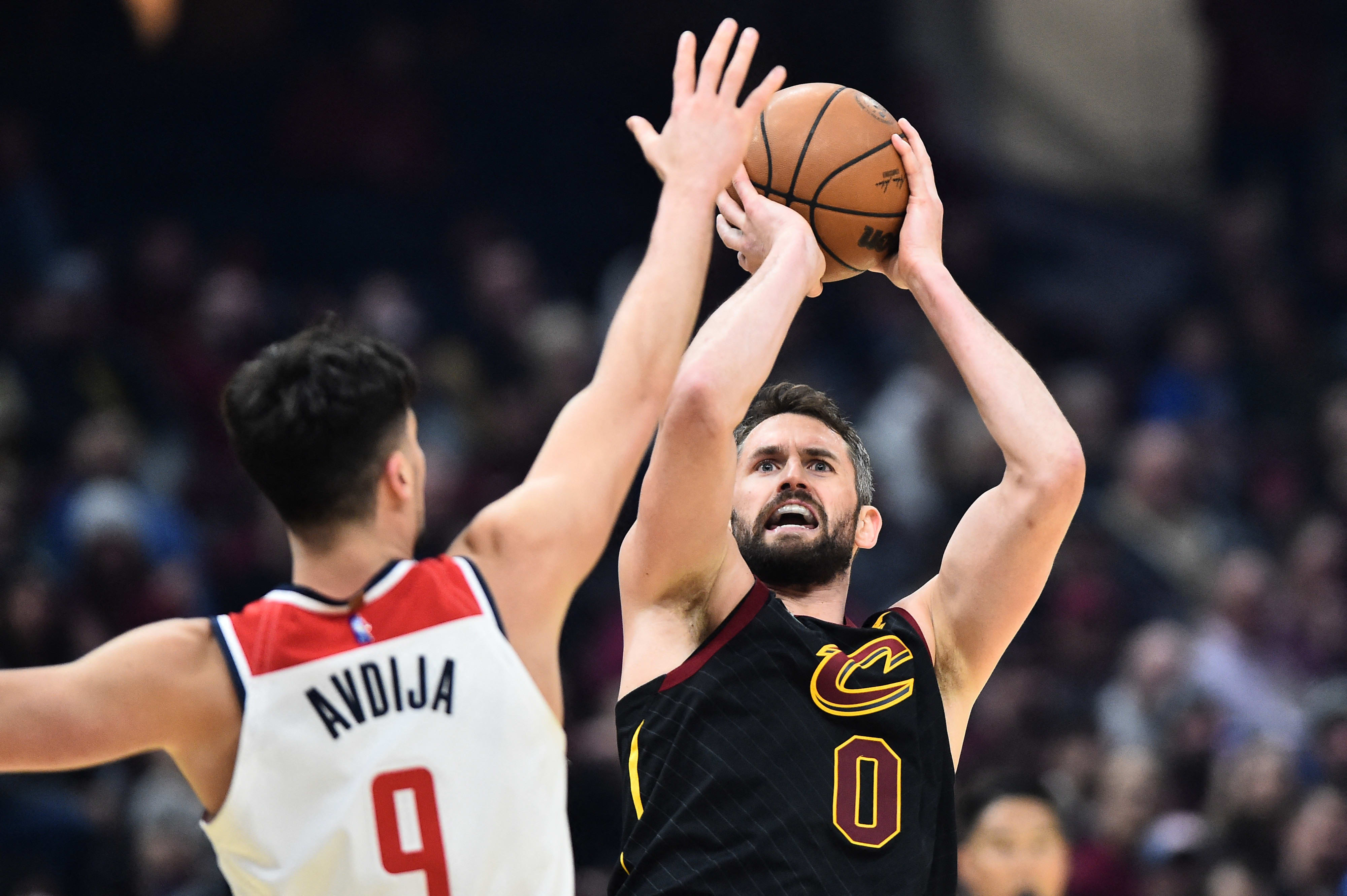 שחקן קליבלנד קאבלירס קווין לאב נשמר על ידי שחקן וושינגטון וויזארדס דני אבדיה