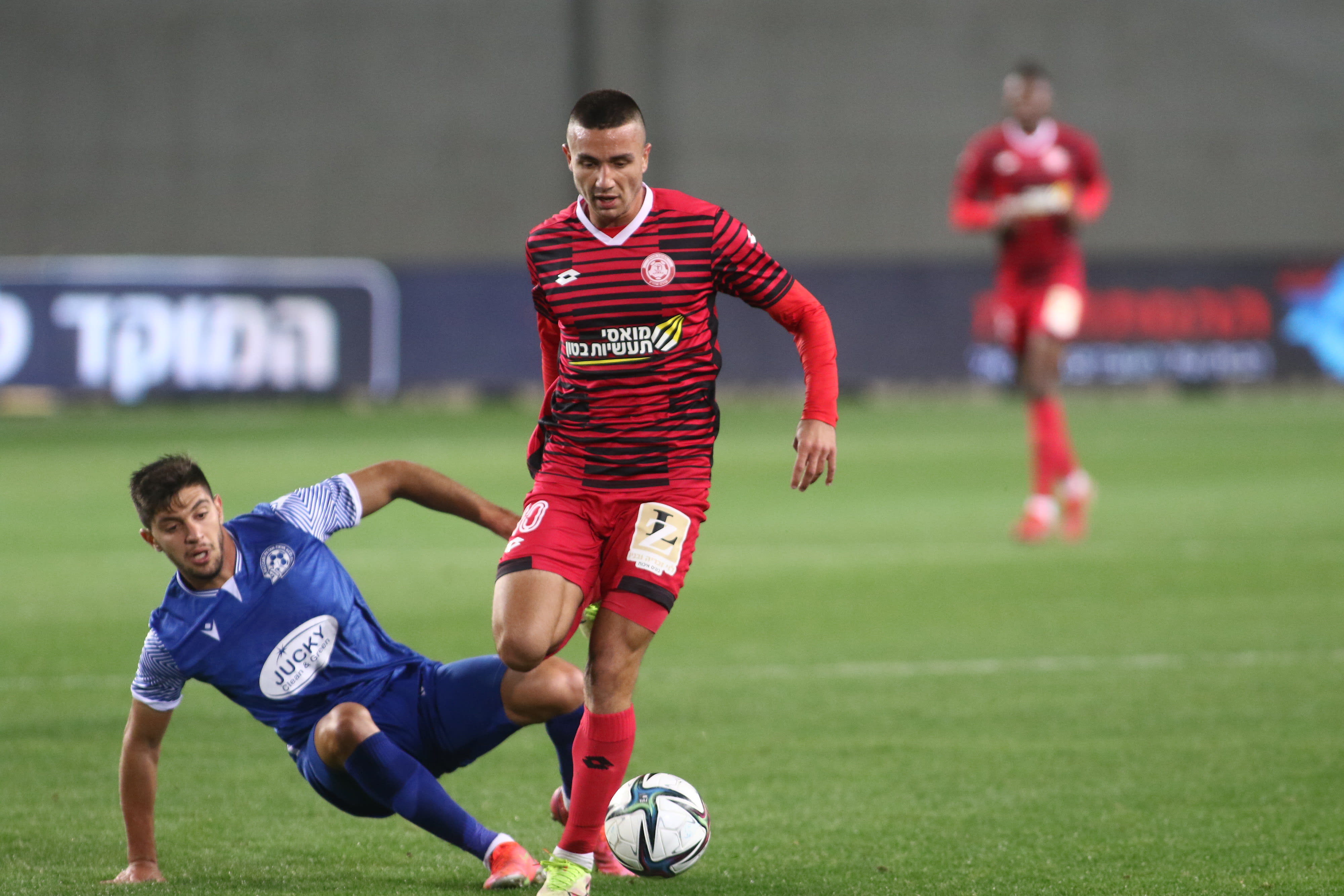 גלעד אברמוב שחקן הפועל חדרה לפני עמית מאיר שחקן מכבי פתח תקוה