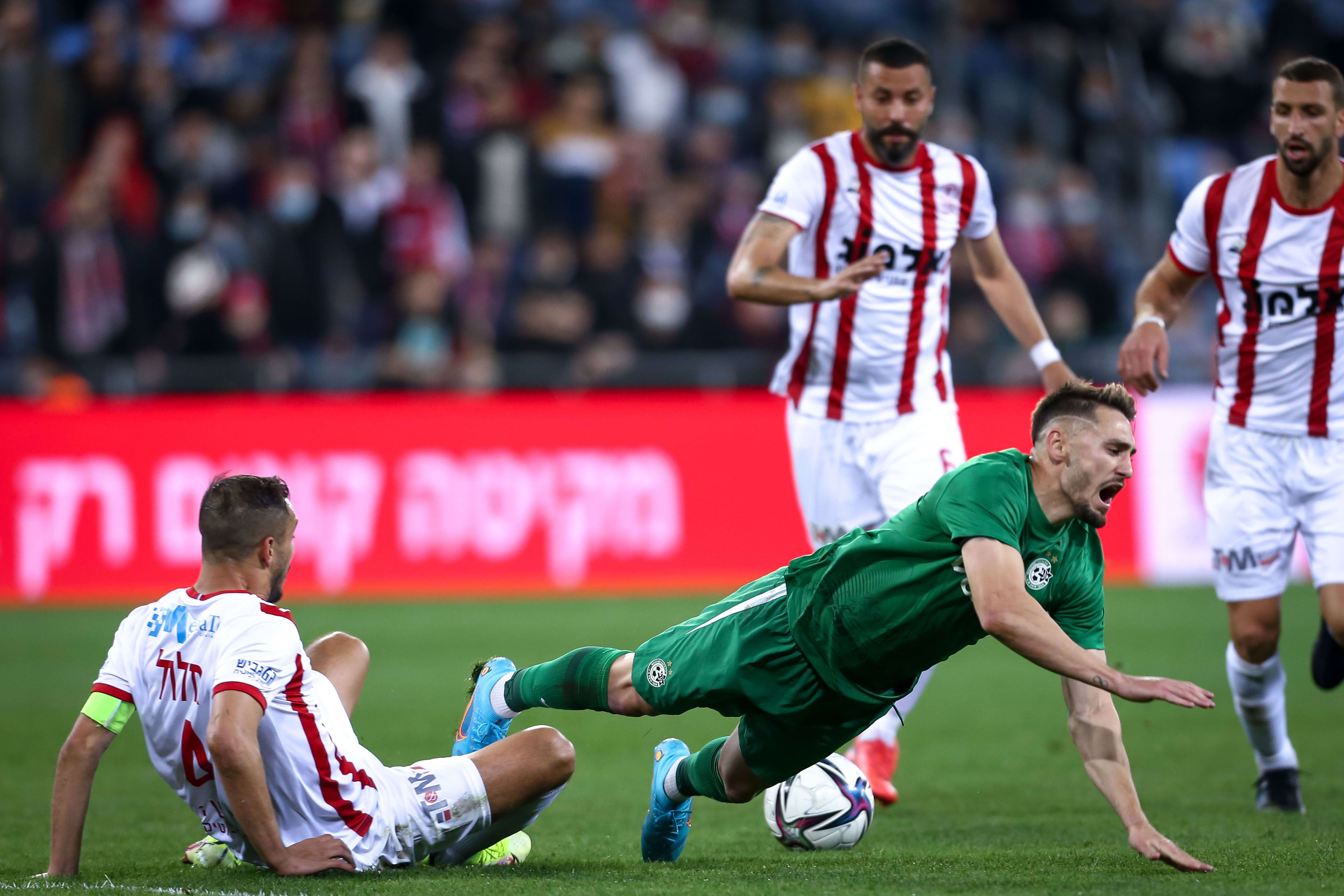 עומר אצילי שחקן מכבי חיפה מוכשל על ידי דור מלול שחקן הפועל חיפה