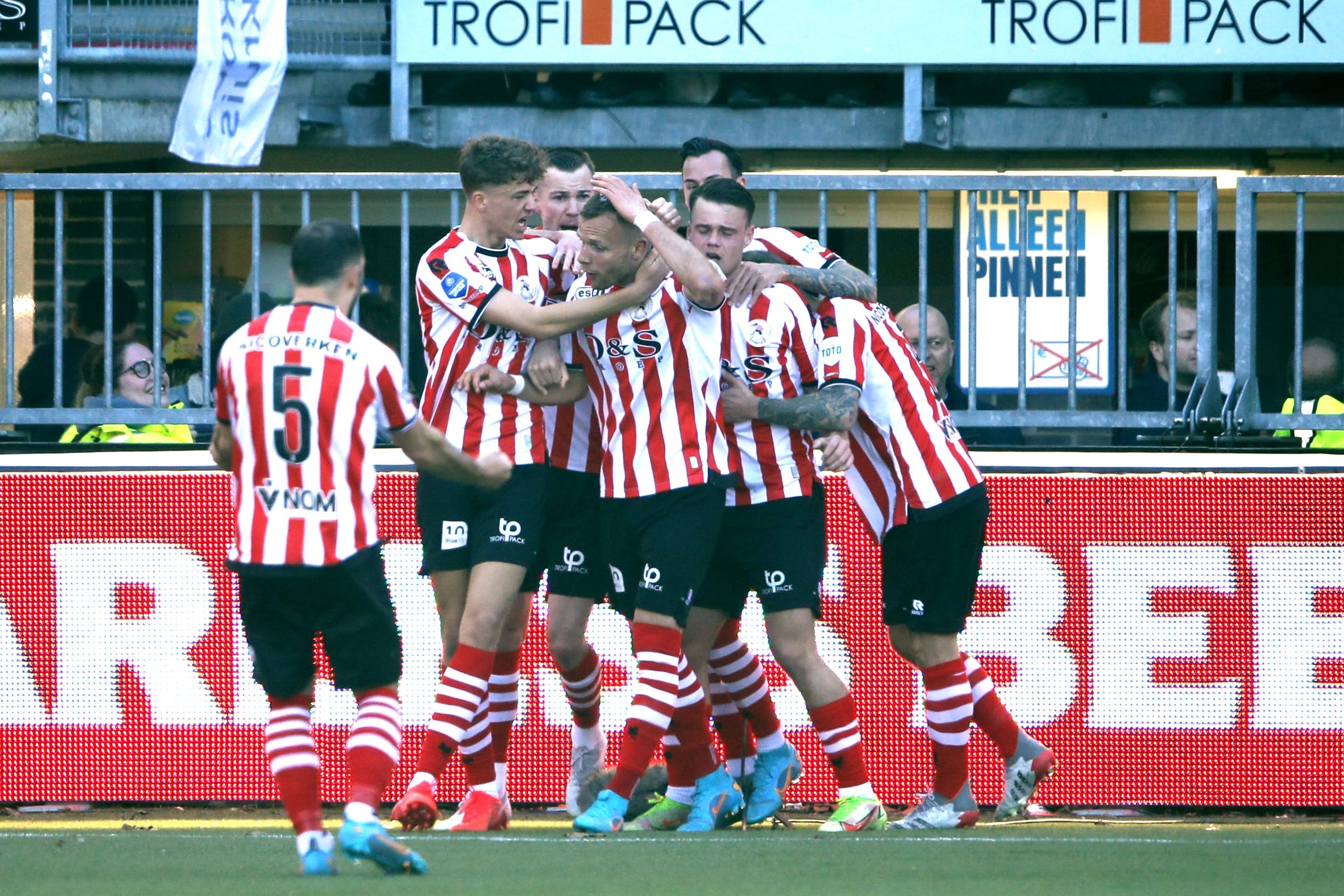 שחקני ספרטה רוטרדם חוגגים