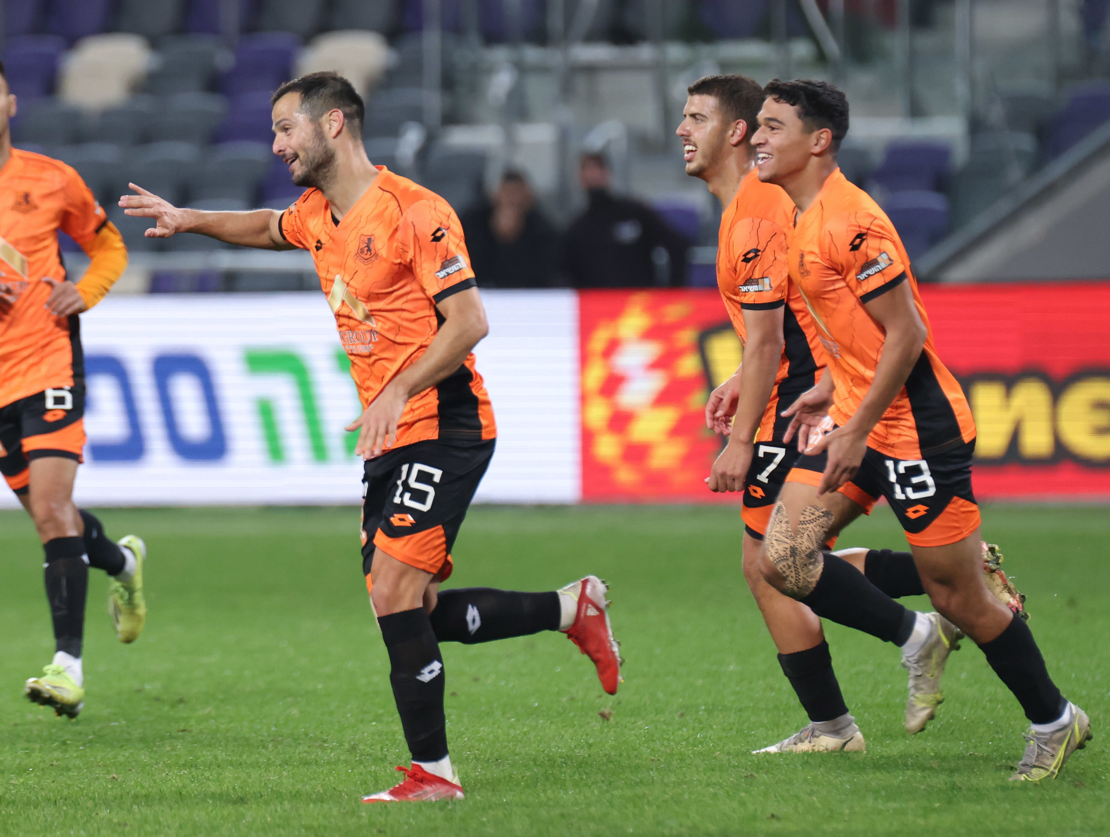 שחקן בני יהודה ישראל זגורי חוגג עם חבריו