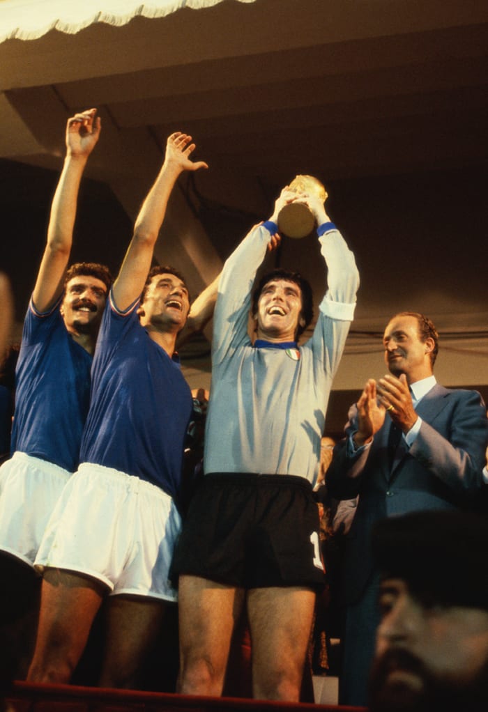 קפטן נבחרת איטליה לשעבר דינו זוף מניף את גביע העולם 1982