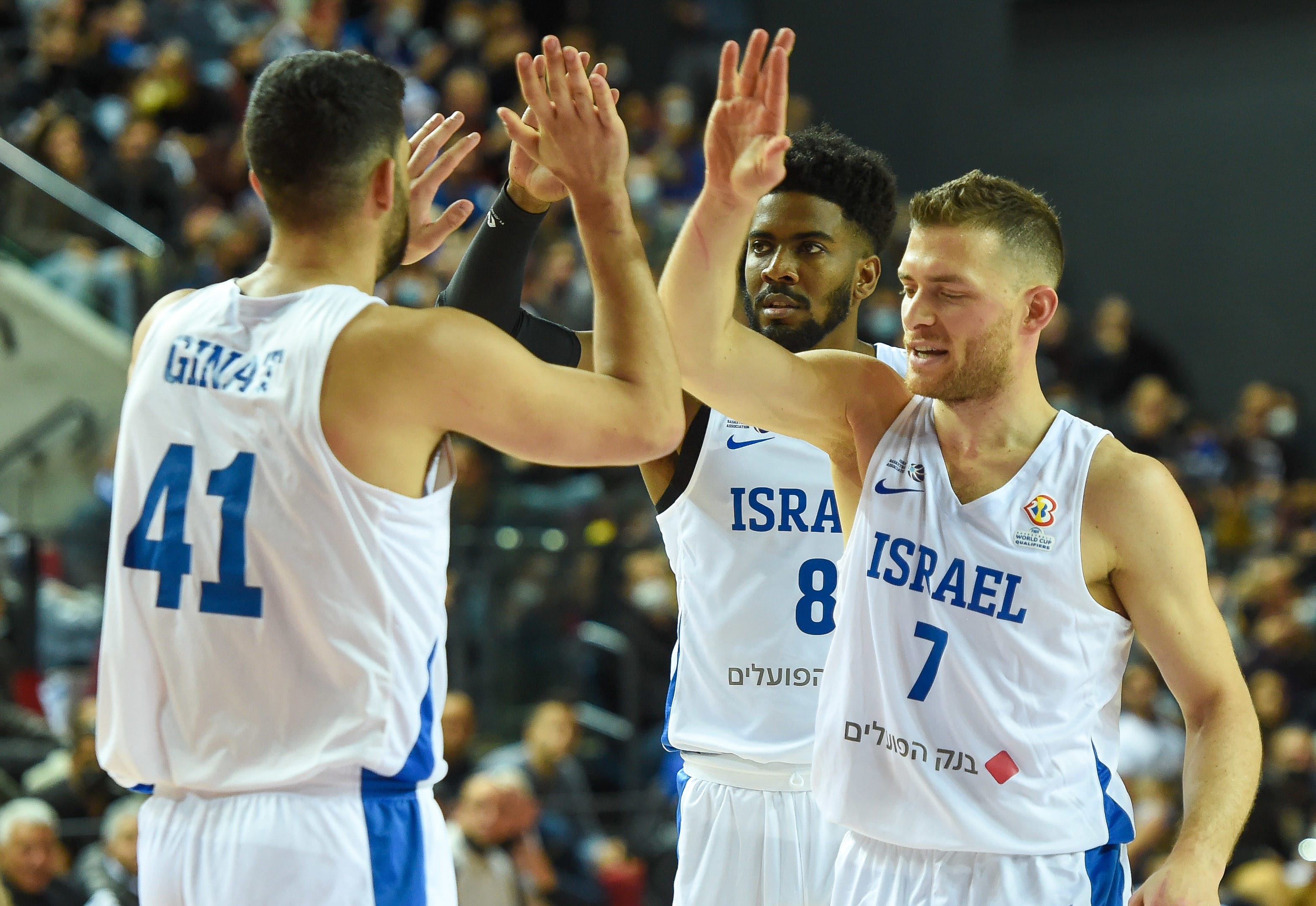 שחקן נבחרת ישראל גל מקל עם תומר גינת