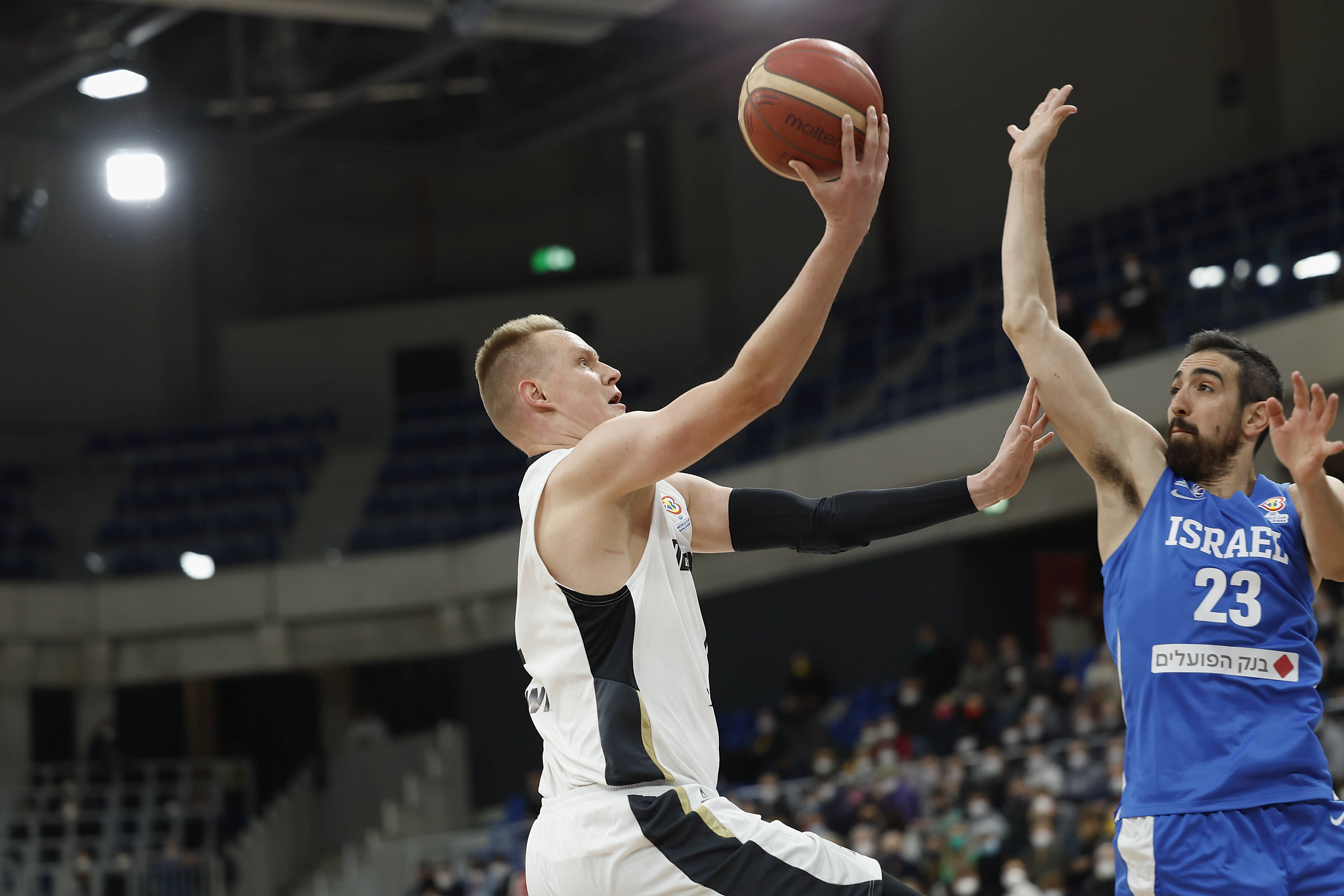 רובין בנצינג שחקן נבחרת גרמניה מול בר טימור שחקן נבחרת ישראל