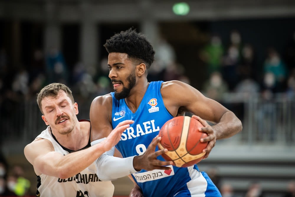 שחקן נבחרת ישראל שון דאוסון מול שחקן נבחרת גרמניה דויד קראמר