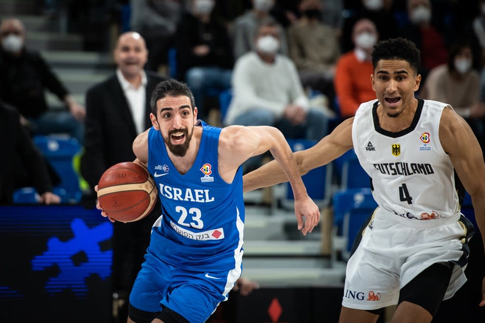 שחקן נבחרת ישראל בר טימור מול שחקן נבחרת גרמניה מאודו לו