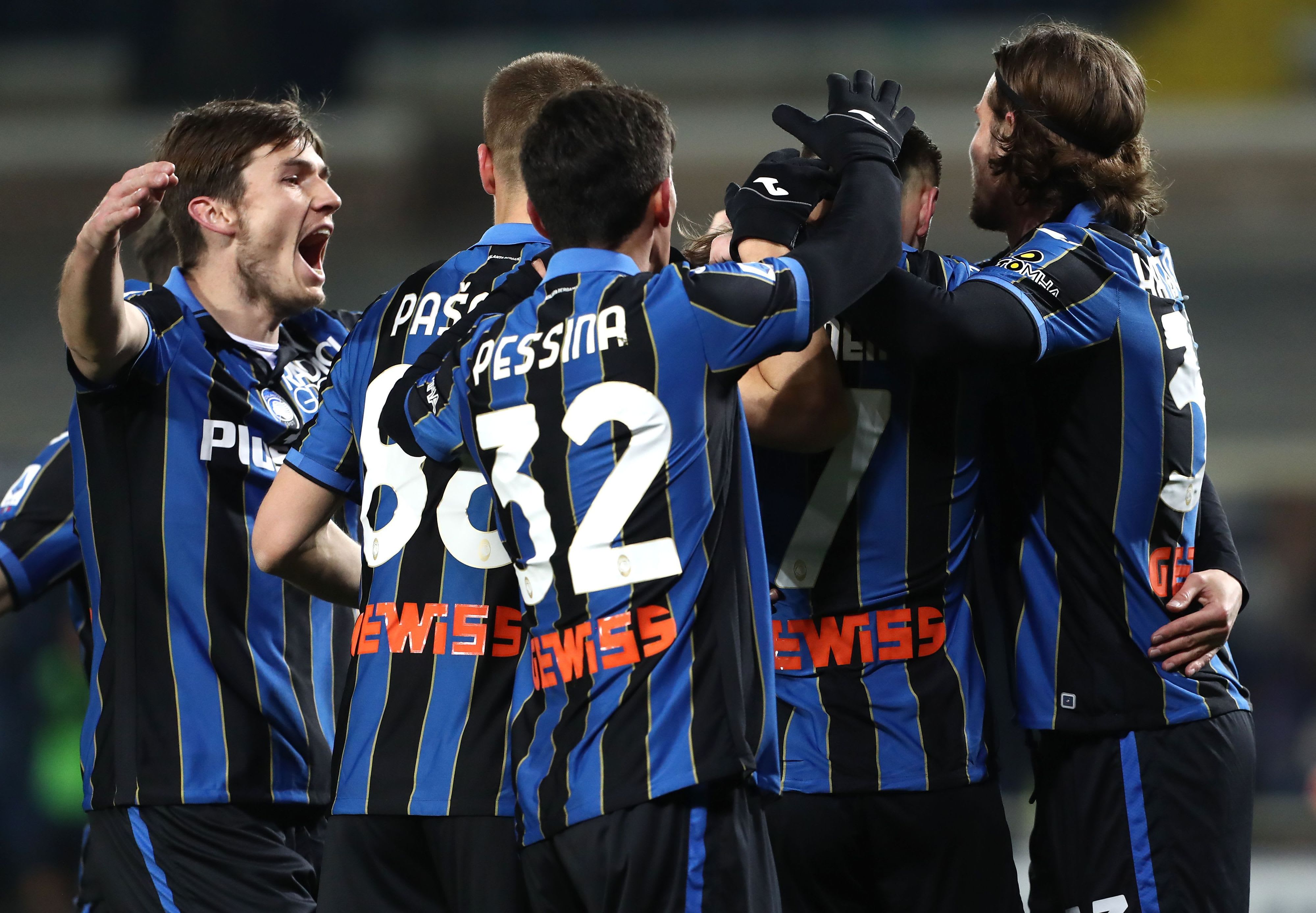 שחקני אטאלנטה חוגגים עם טון קופמיינרס