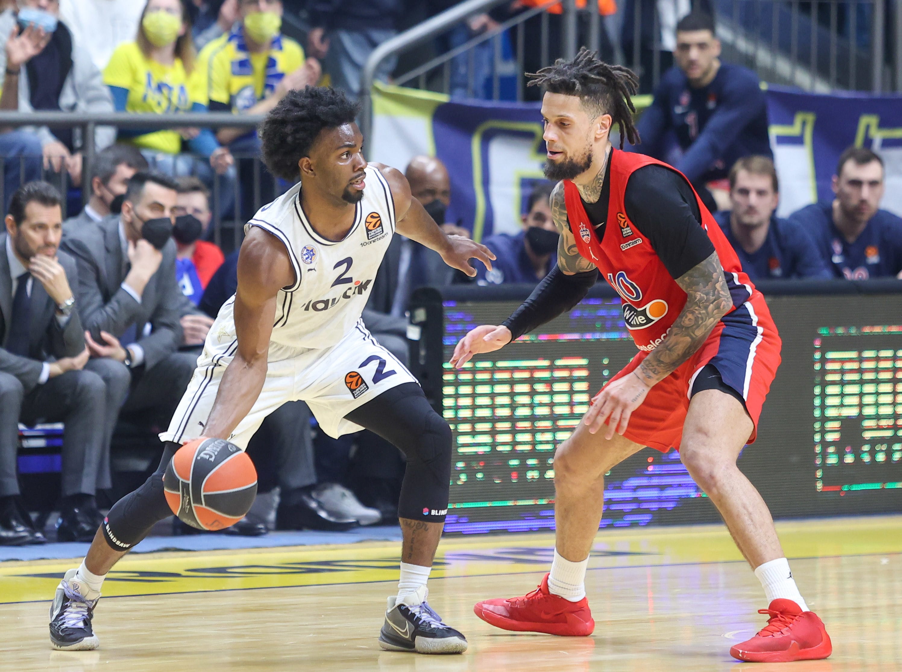 שחקן מכבי תל אביב קינן אוואנס מול שחקן צסק"א מוסקבה דניאל האקט