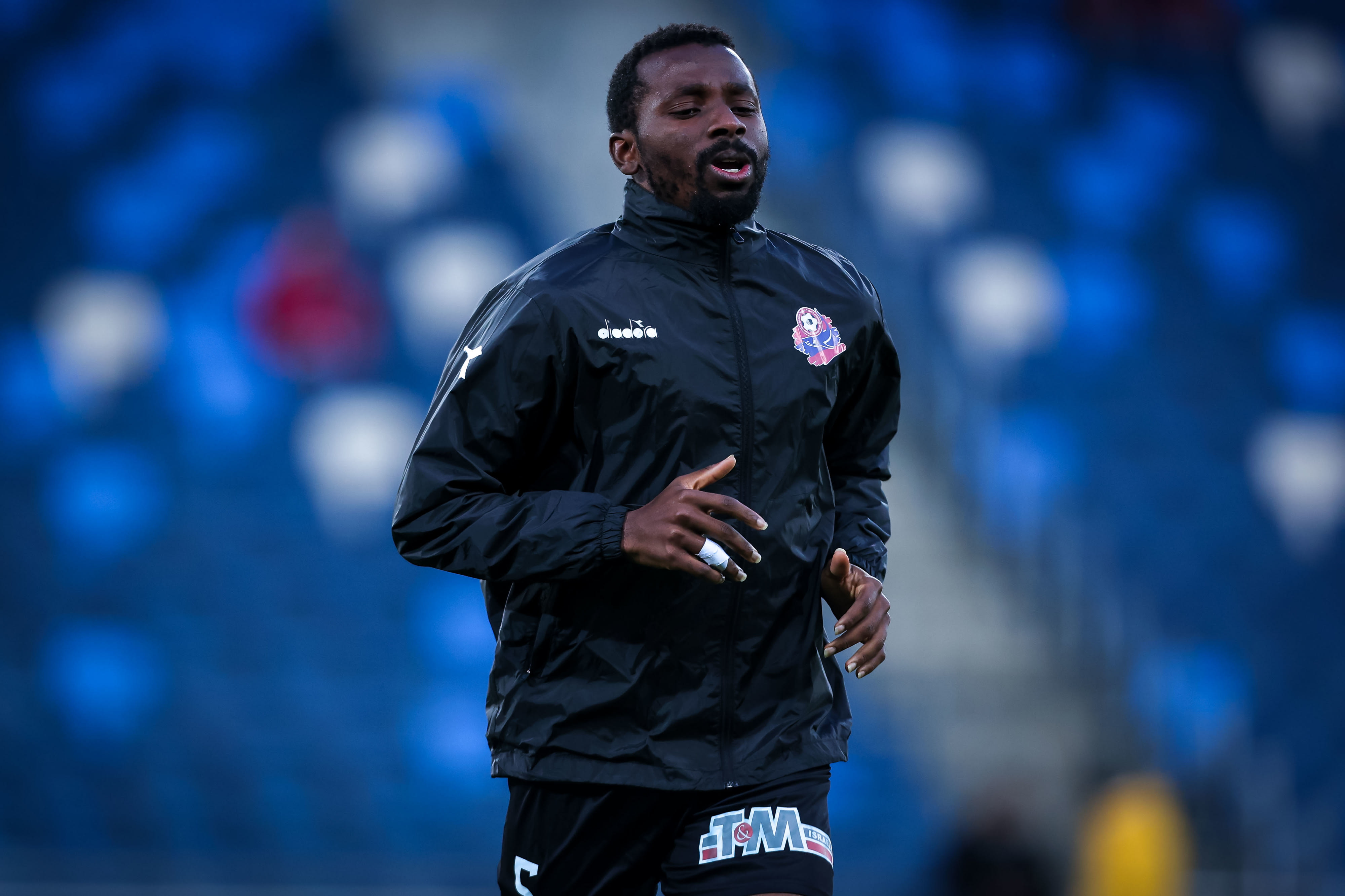 איזוצ'וקוו אנתוני שחקן הפועל חיפה בחימום