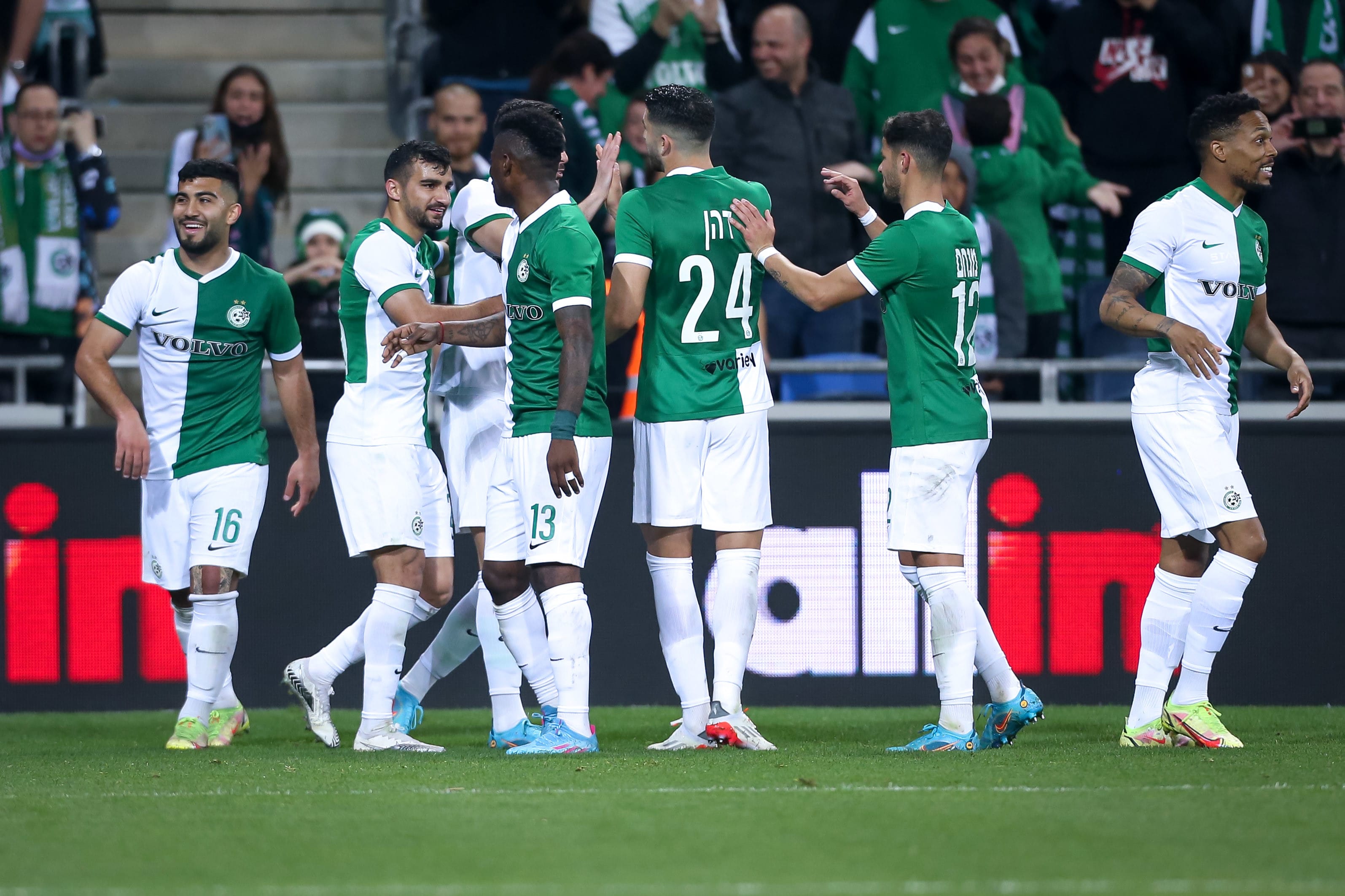 שחקני מכבי חיפה חוגגים