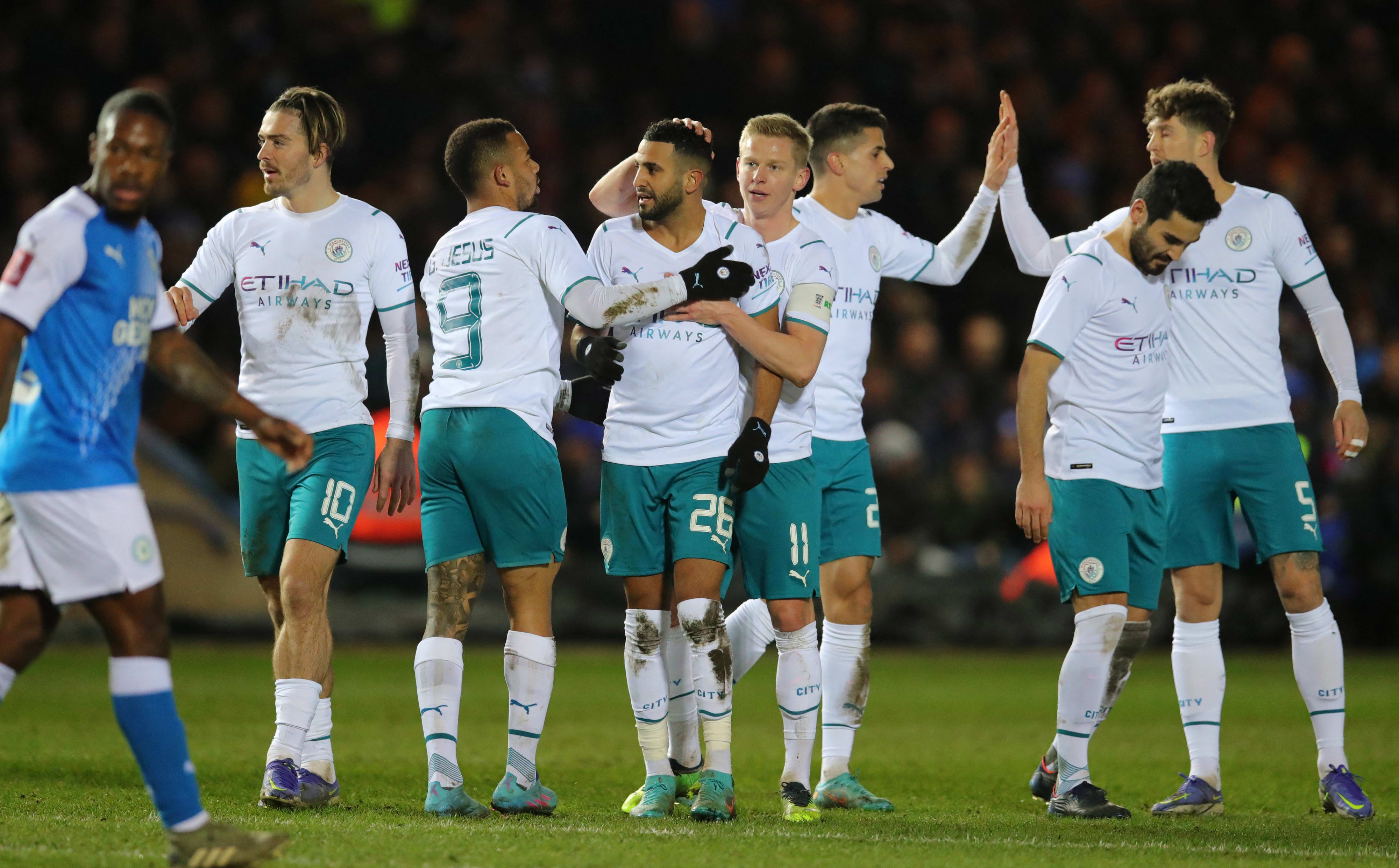 שחקני מנצ'סטר סיטי חוגגים נגד פיטרבורו