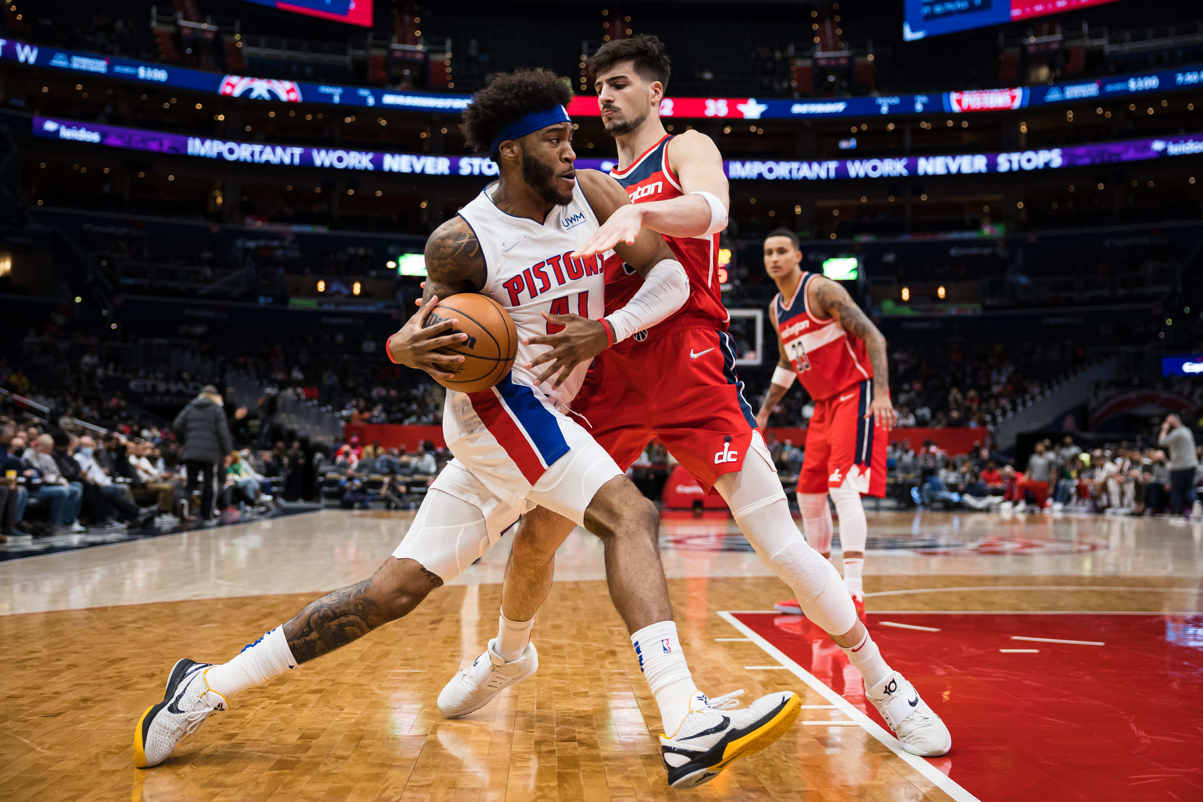 שחקן וושינגטון וויזארדס דני אבדיה שומר על שחקן דטרויט פיסטונס סאדיק ביי