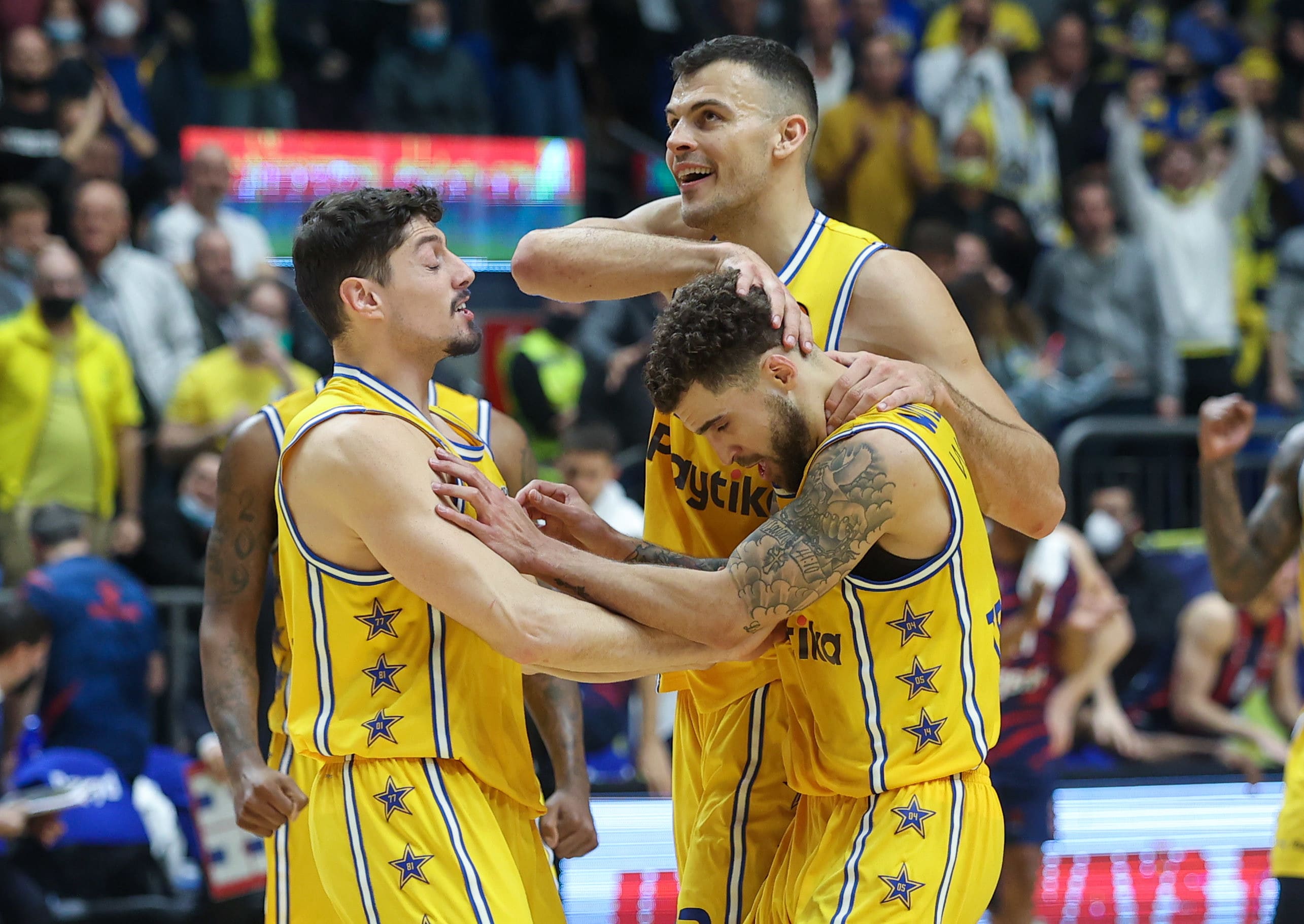 שחקן מכבי תל אביב אנטה ז'יז'יץ' עם סקוטי ווילבקין, יפתח זיו