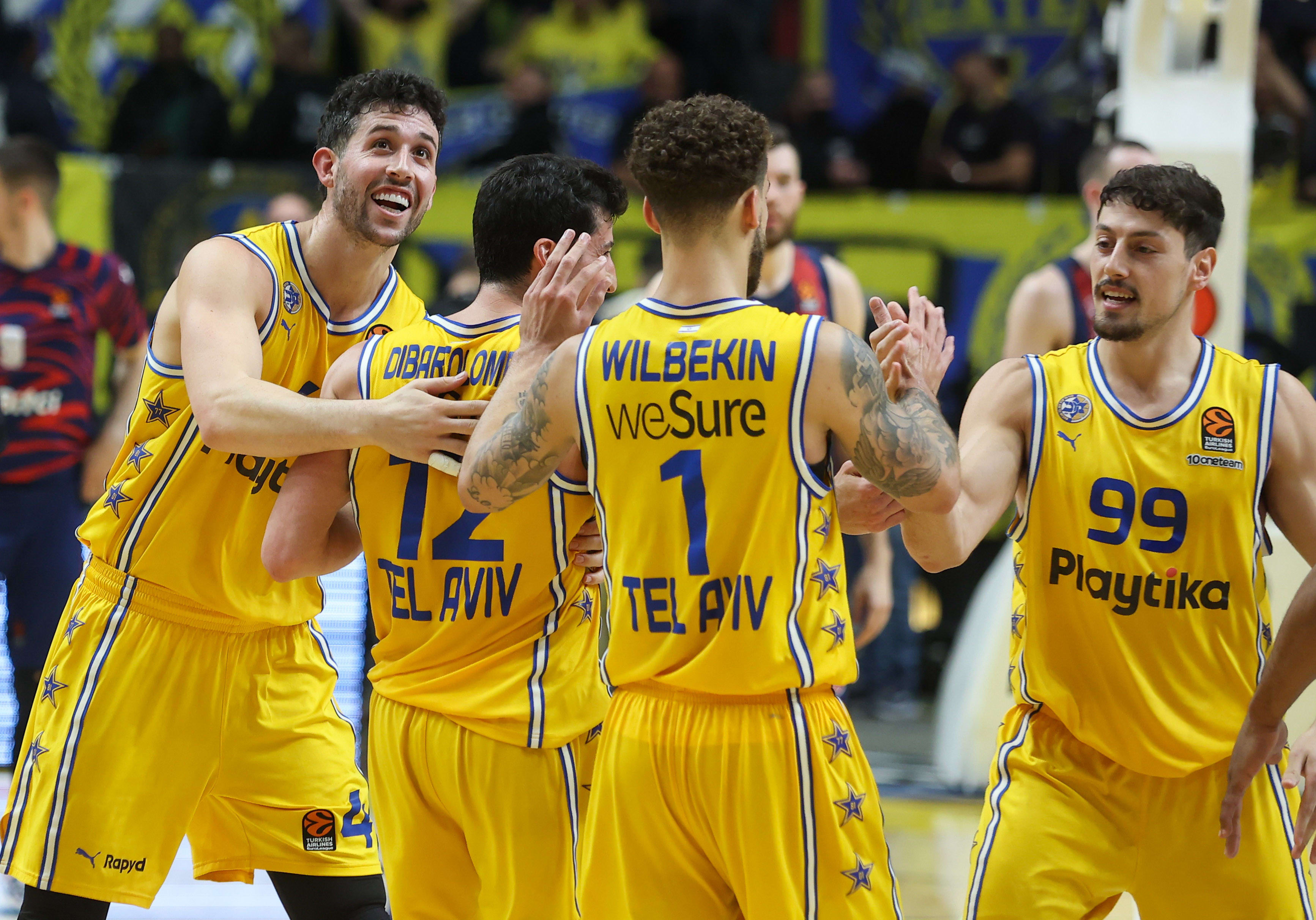 שחקן מכבי תל אביב יפתח זיו עם אנג'לו קלויארו, ג'ון דיברתולומאו, סקוטי ווילבקין