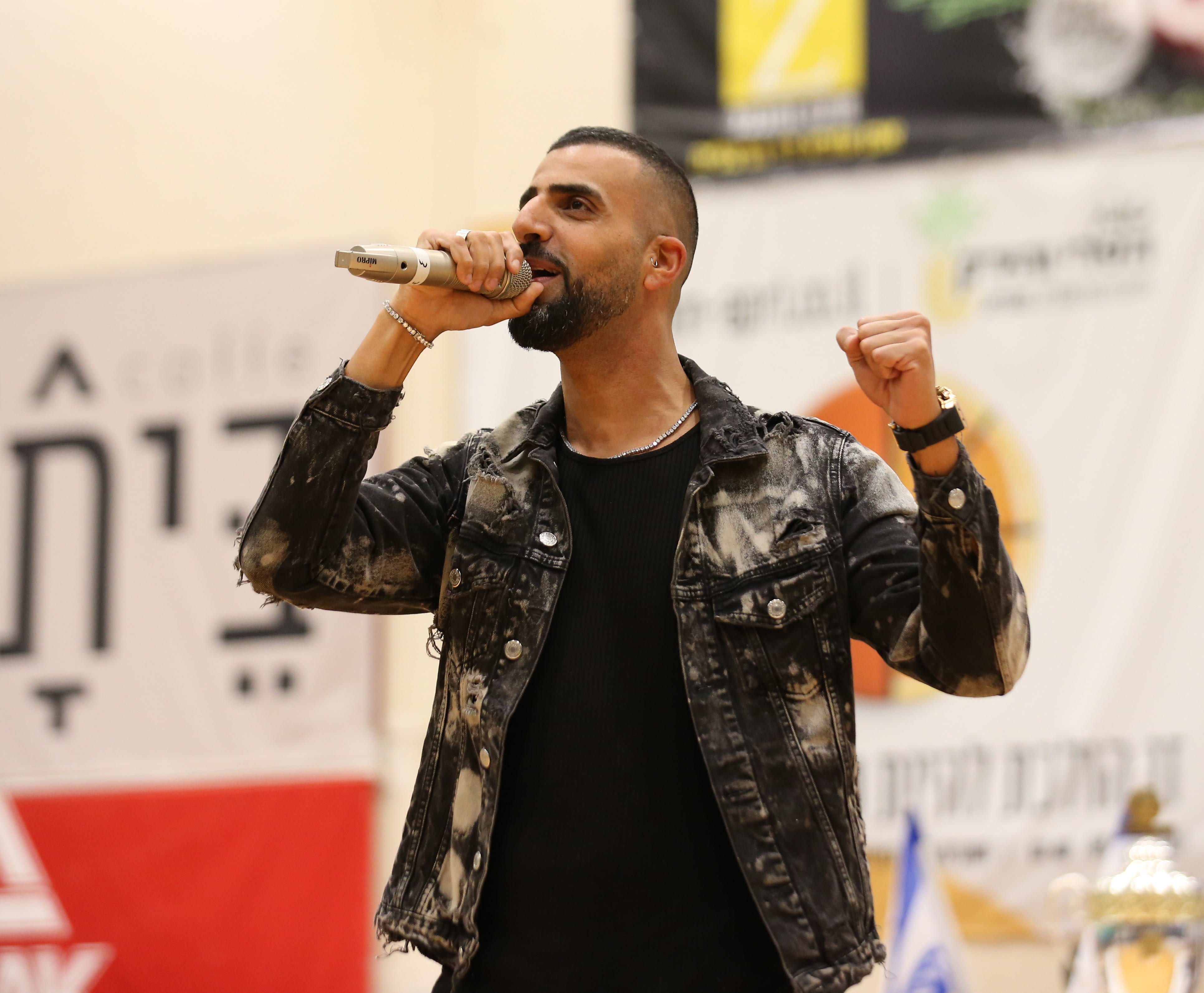 הזמר רגב הוד בחגיגות הזכייה בגביע המדינה של בני הרצליה