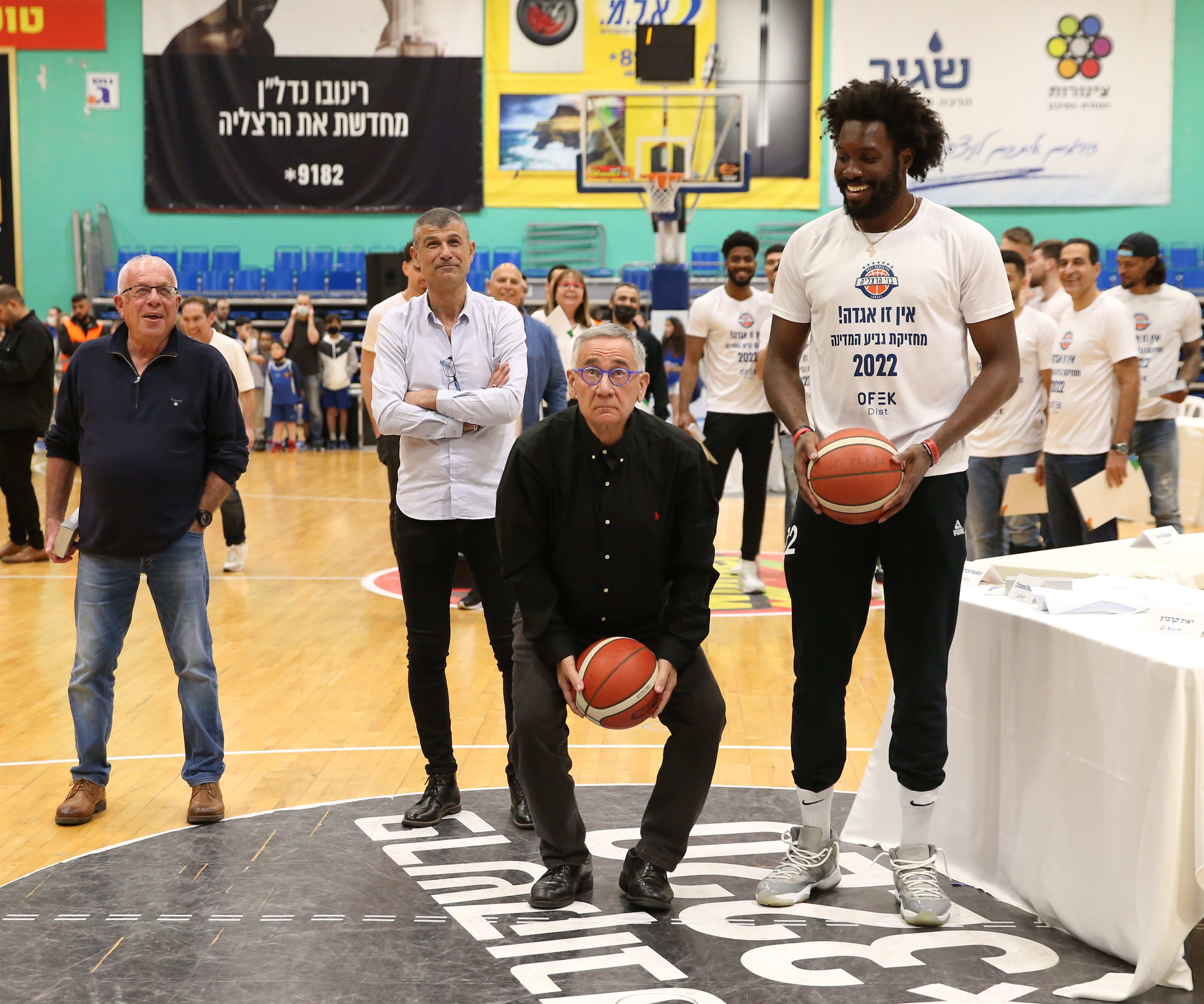 ראש עיריית הרצליה משה פדלון עם שחקן בני הרצליה צ'ינאנו אונואקו