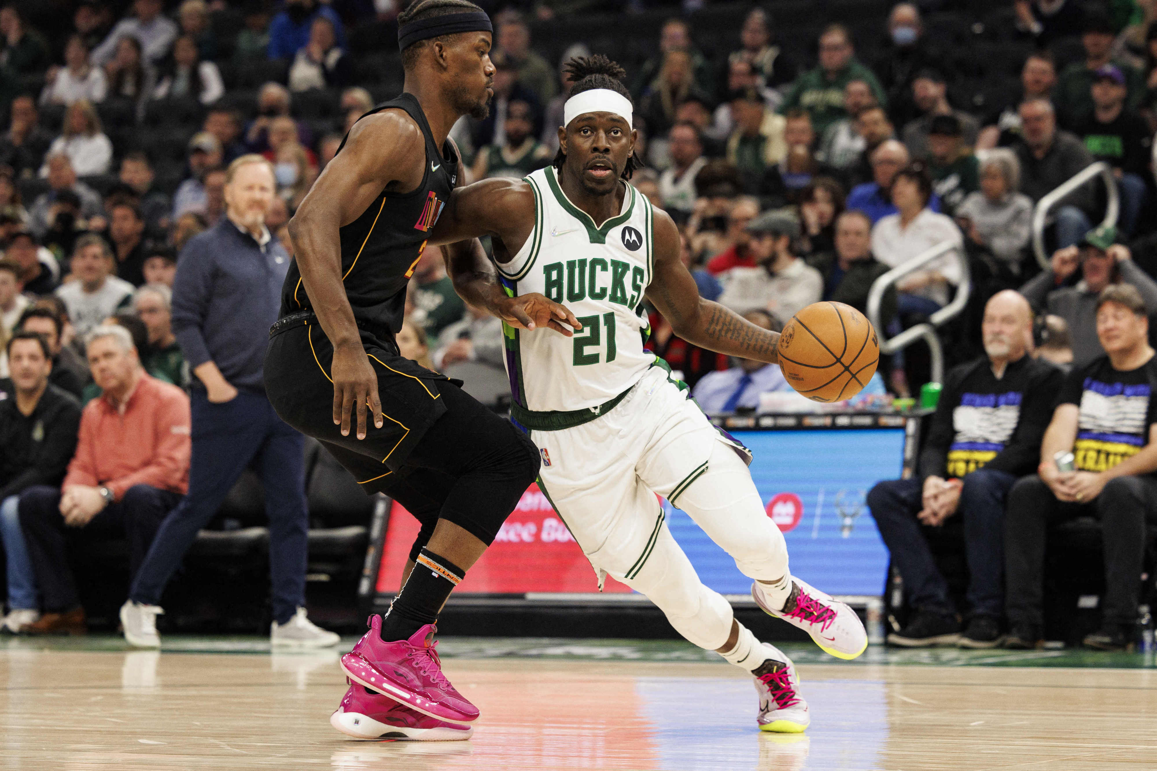 ג'רו הולידיי שחקן מילווקי מול ג'ימי באטלר שחקן מיאמי