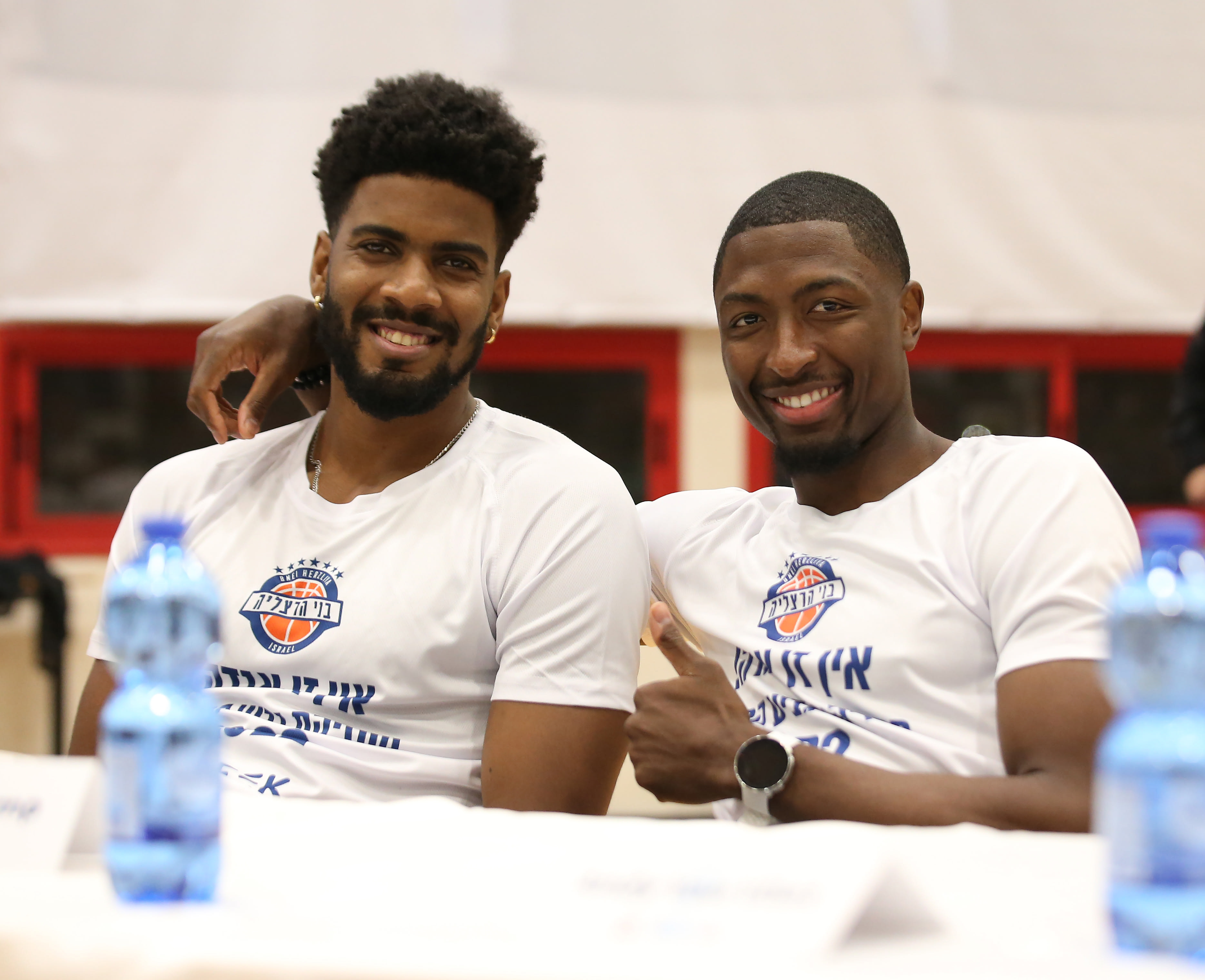 שחקן בני הרצליה מוריס קמפ עם שון דאוסון