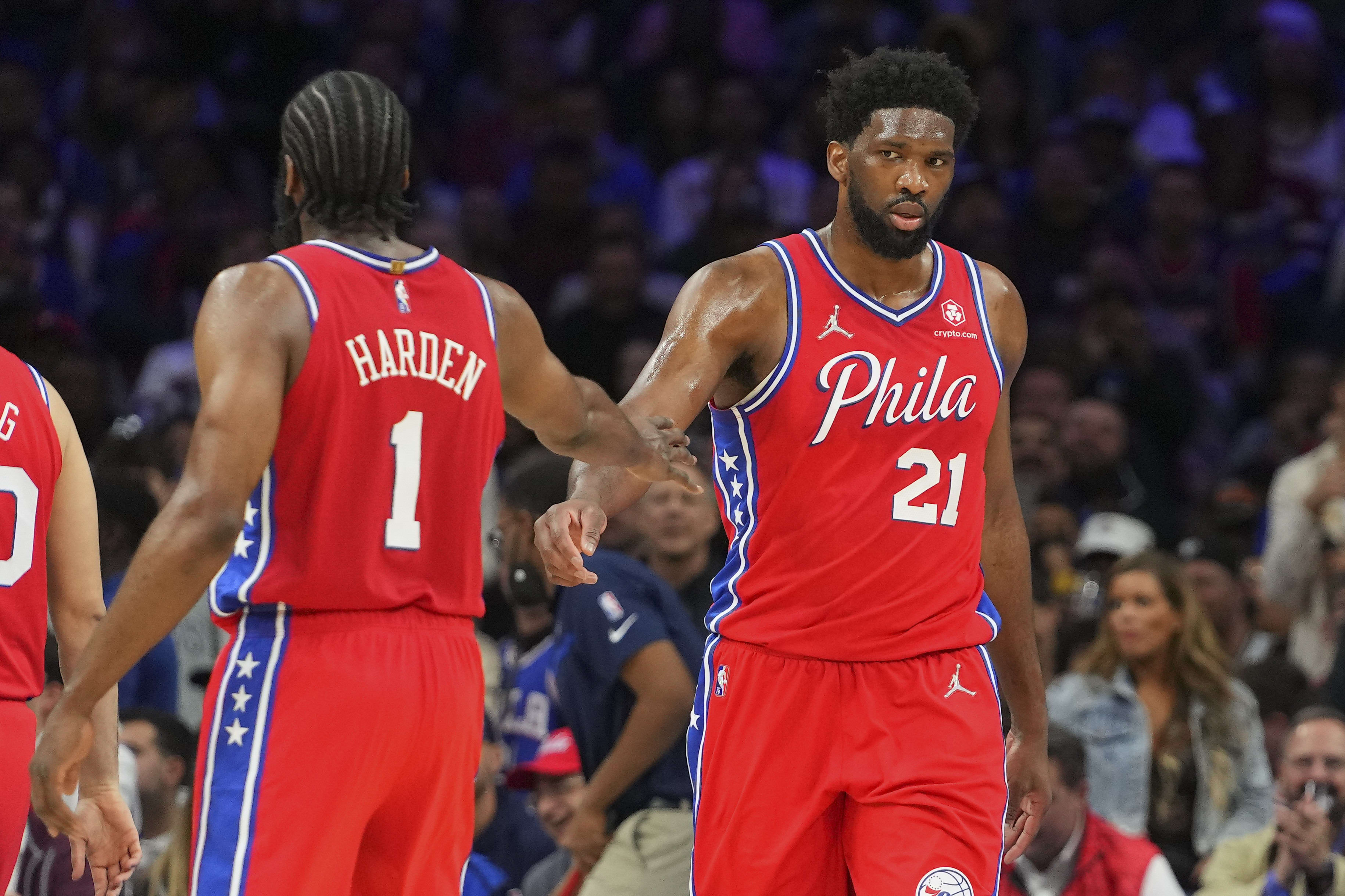 שחקן פילדלפיה סיקסרס ג'ואל אמביד עם ג'יימס הארדן