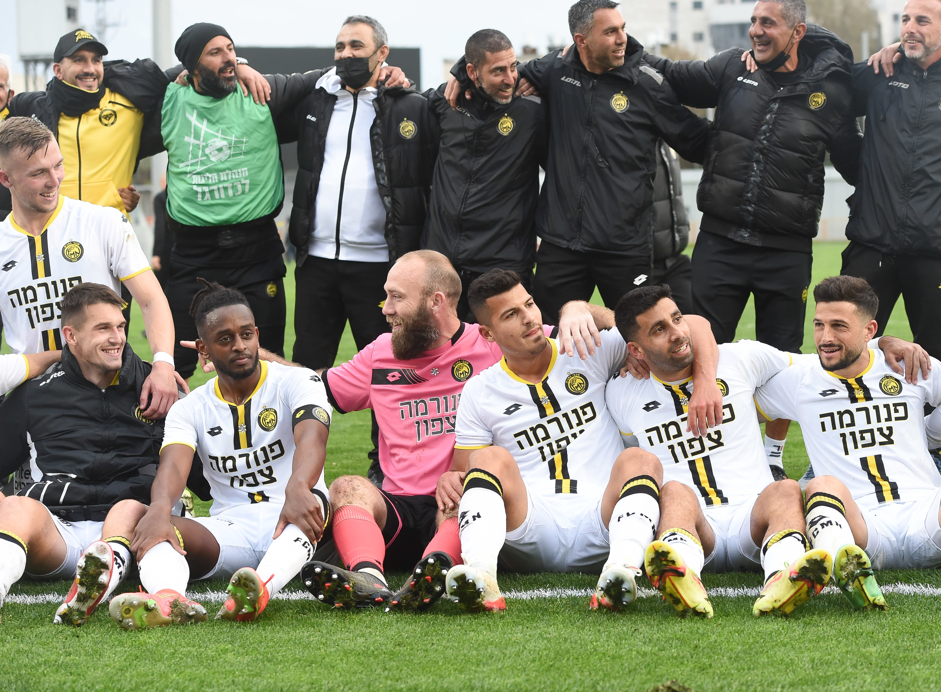 שחקני מכבי נתניה חוגגים