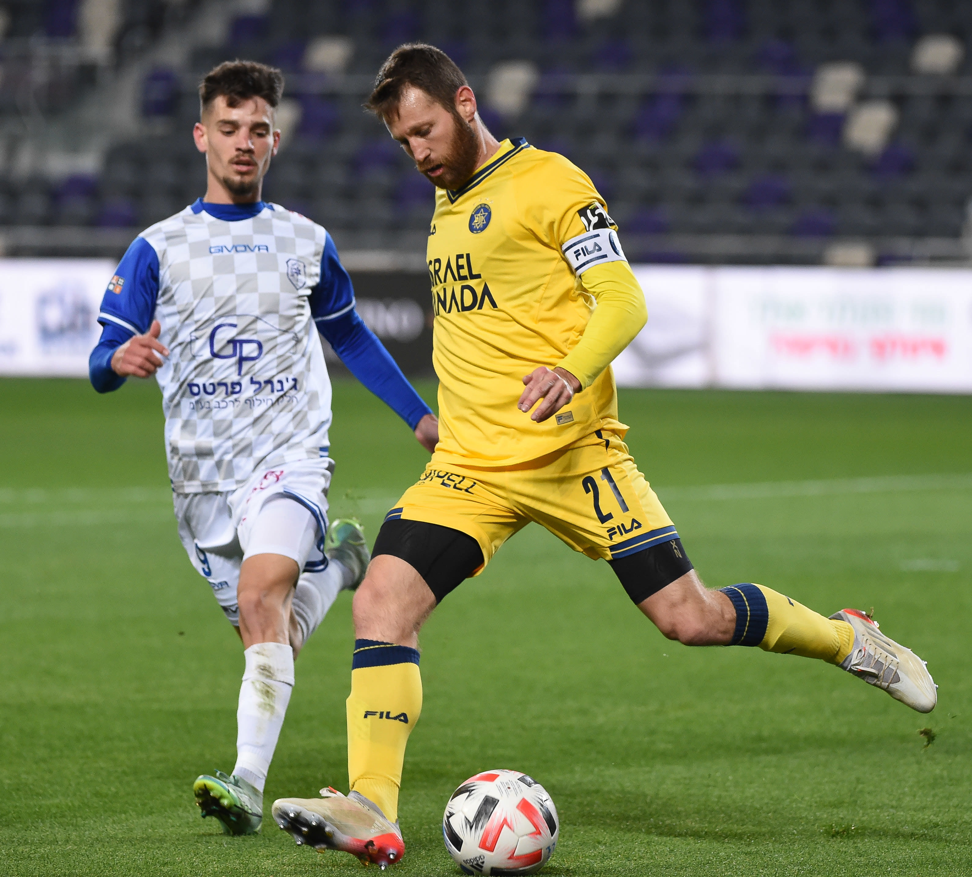 גיא אמסלם שחקן מכבי יפו מול שרן ייני שחקן מכבי תל אביב