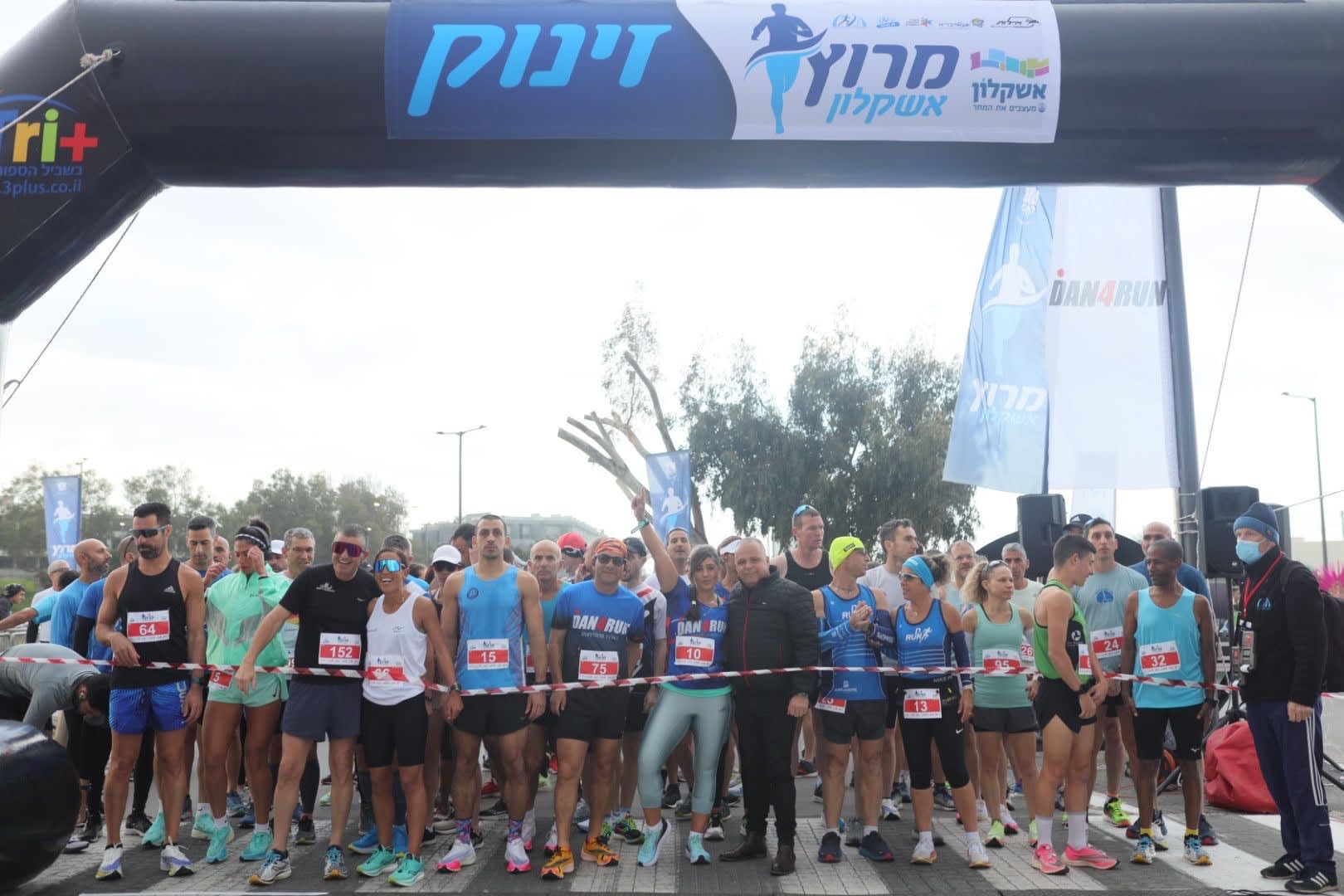 Ashkelon Mayor Tomer Glam with the runners in the Ashkelon race