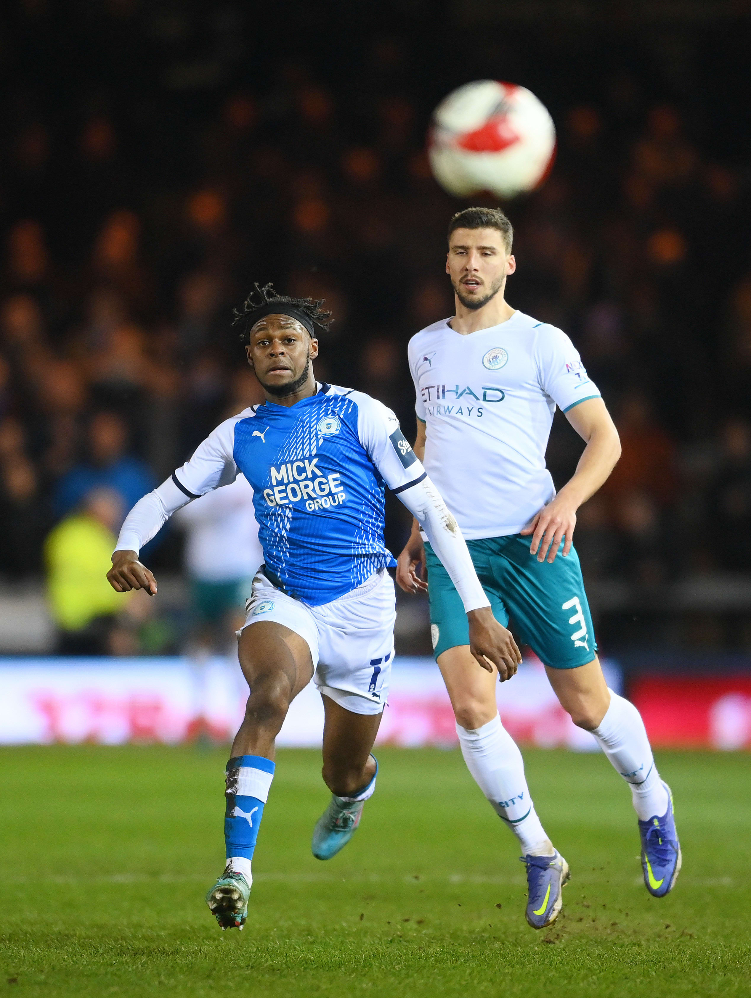 שחקן מנצ'סטר סיטי רובן דיאס שומר על שחקן פיטרבורו ריקי ג'ייד-ג'ונס