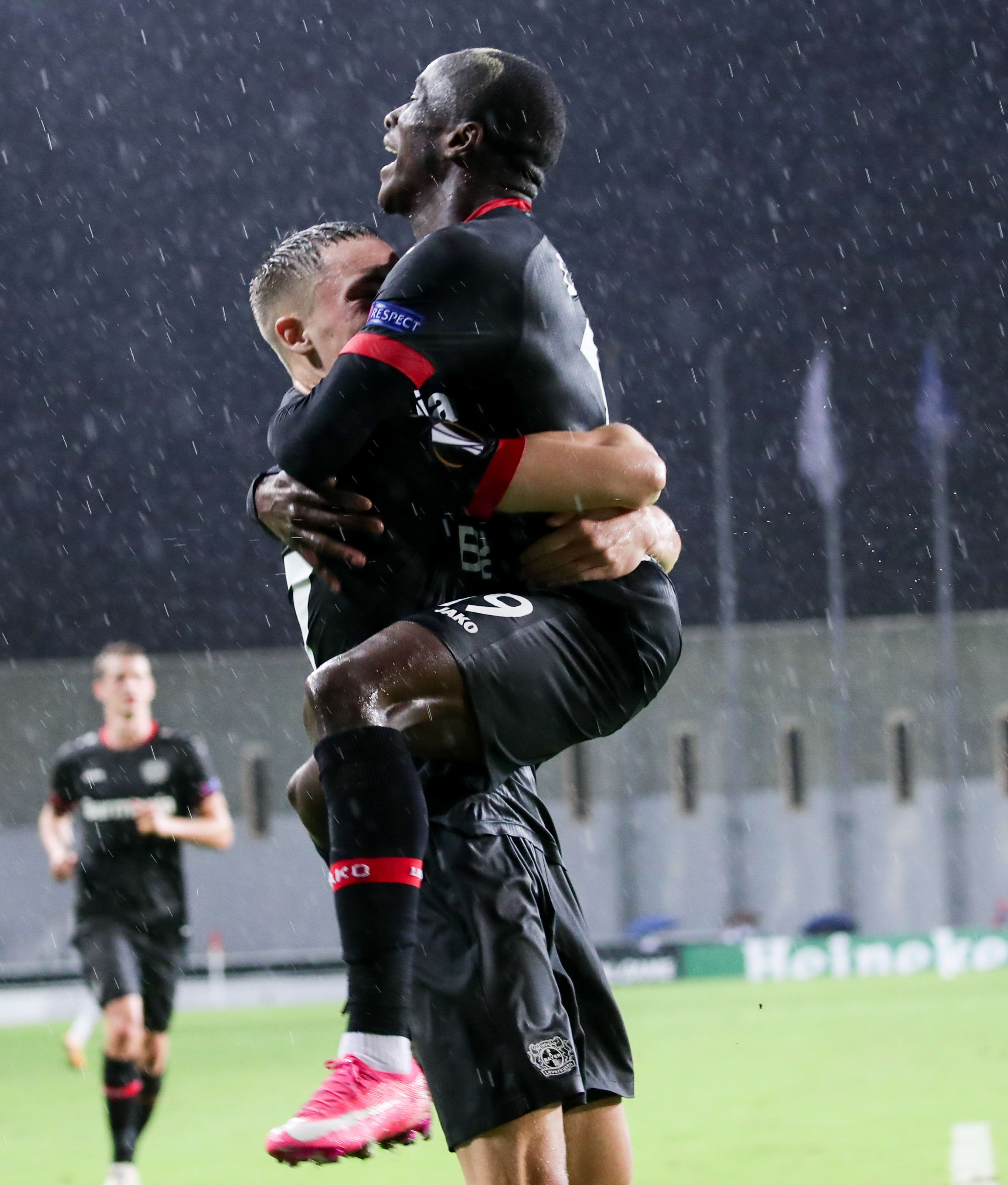 שחקן באייר לברקוזן פלוריאן פירץ חוגג עם מוסא דיאבי