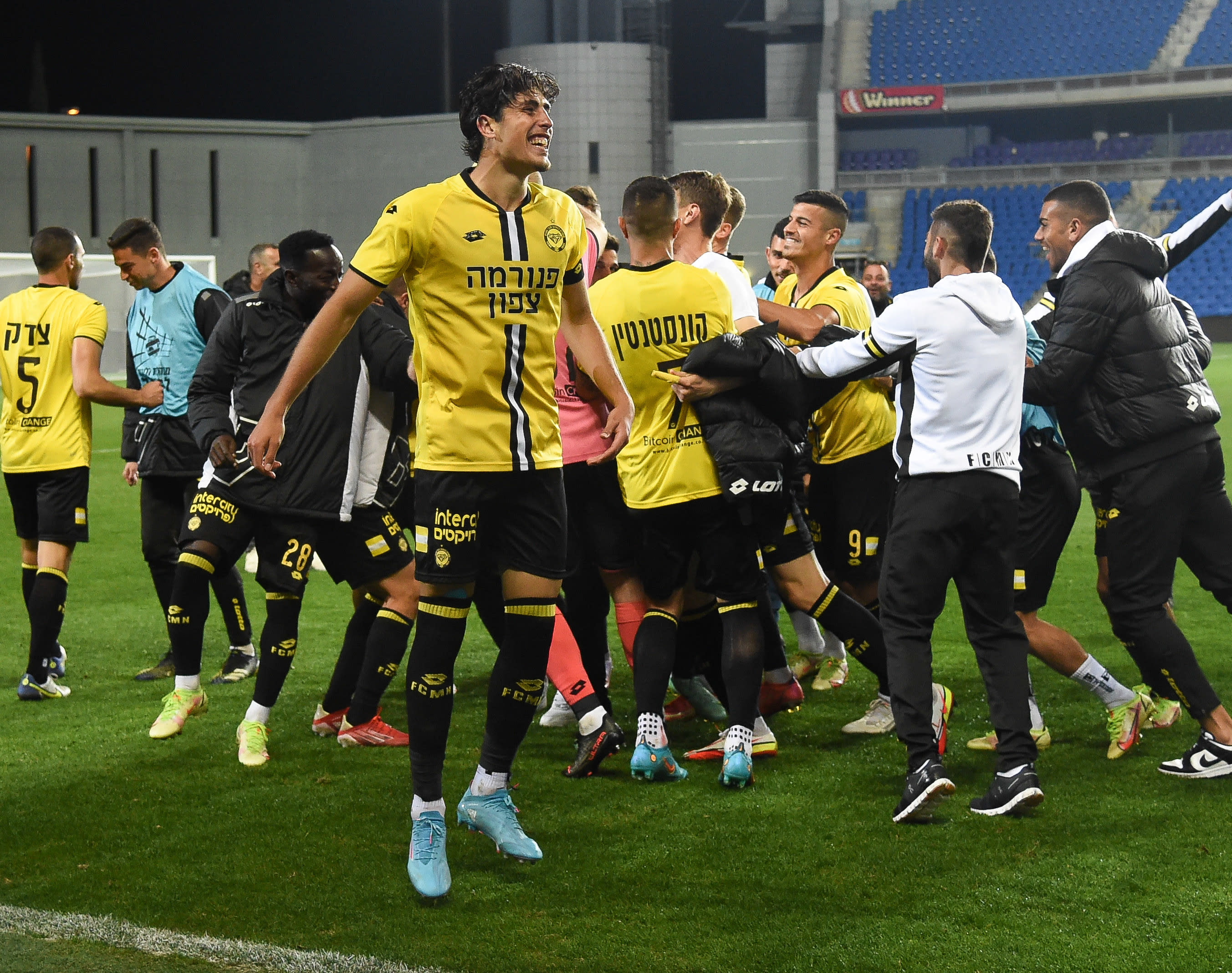 עומרי גנדלמן ושחקני מכבי נתניה חוגגים ניצחון