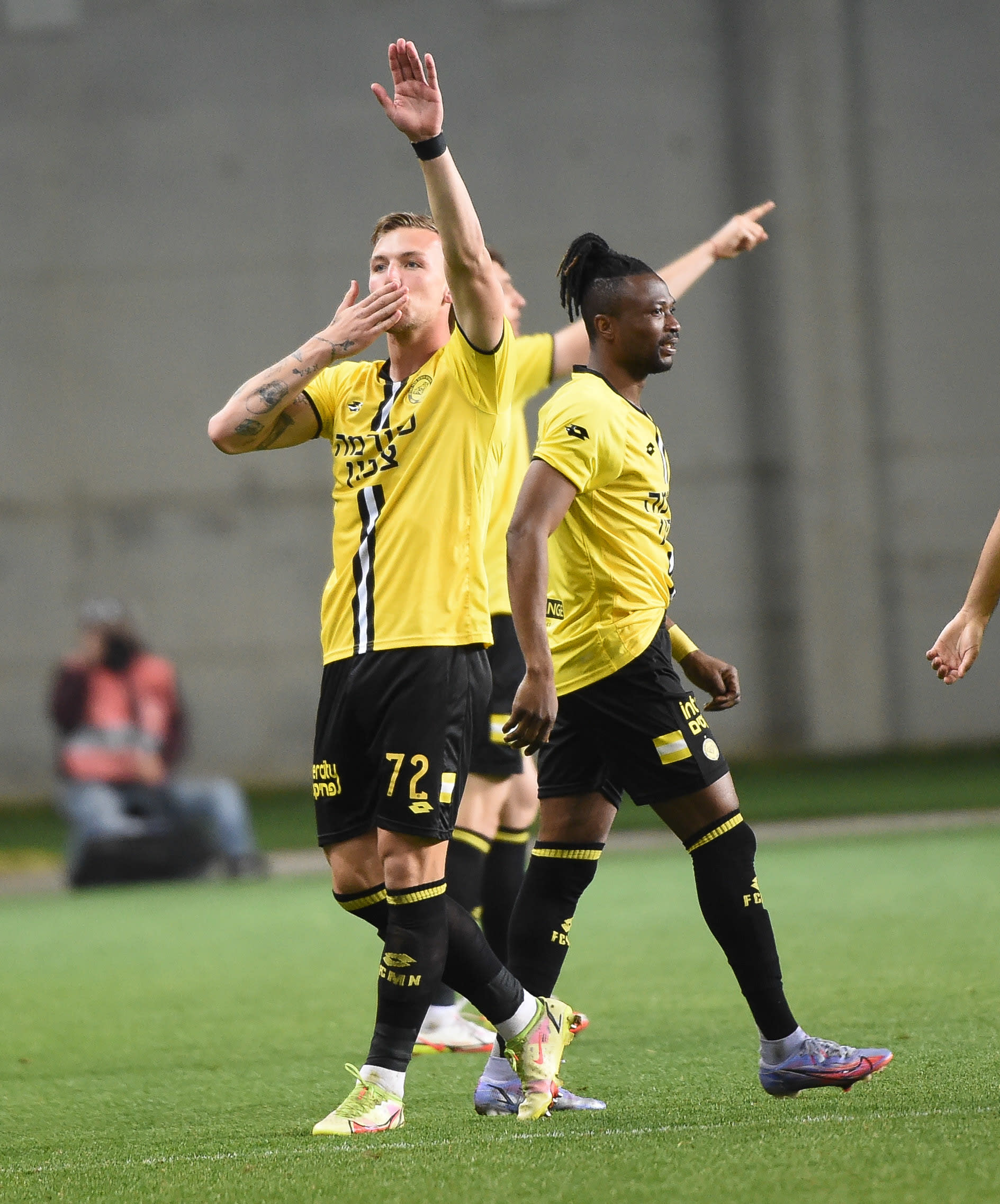 שחקן מכבי נתניה עדן קארצב חוגג שער