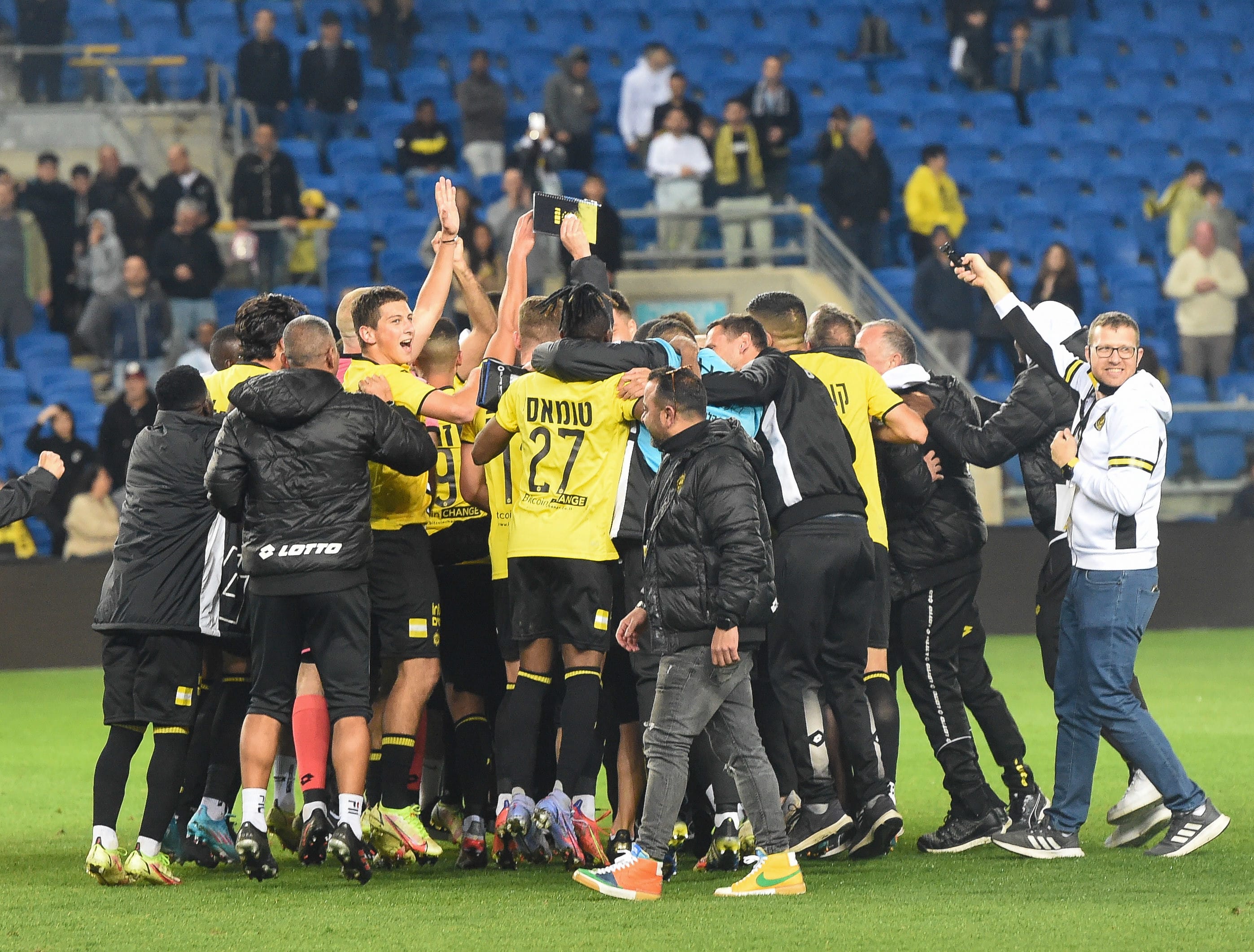 שחקני מכבי נתניה חוגגים אחרי הניצחון על קרית שמונה