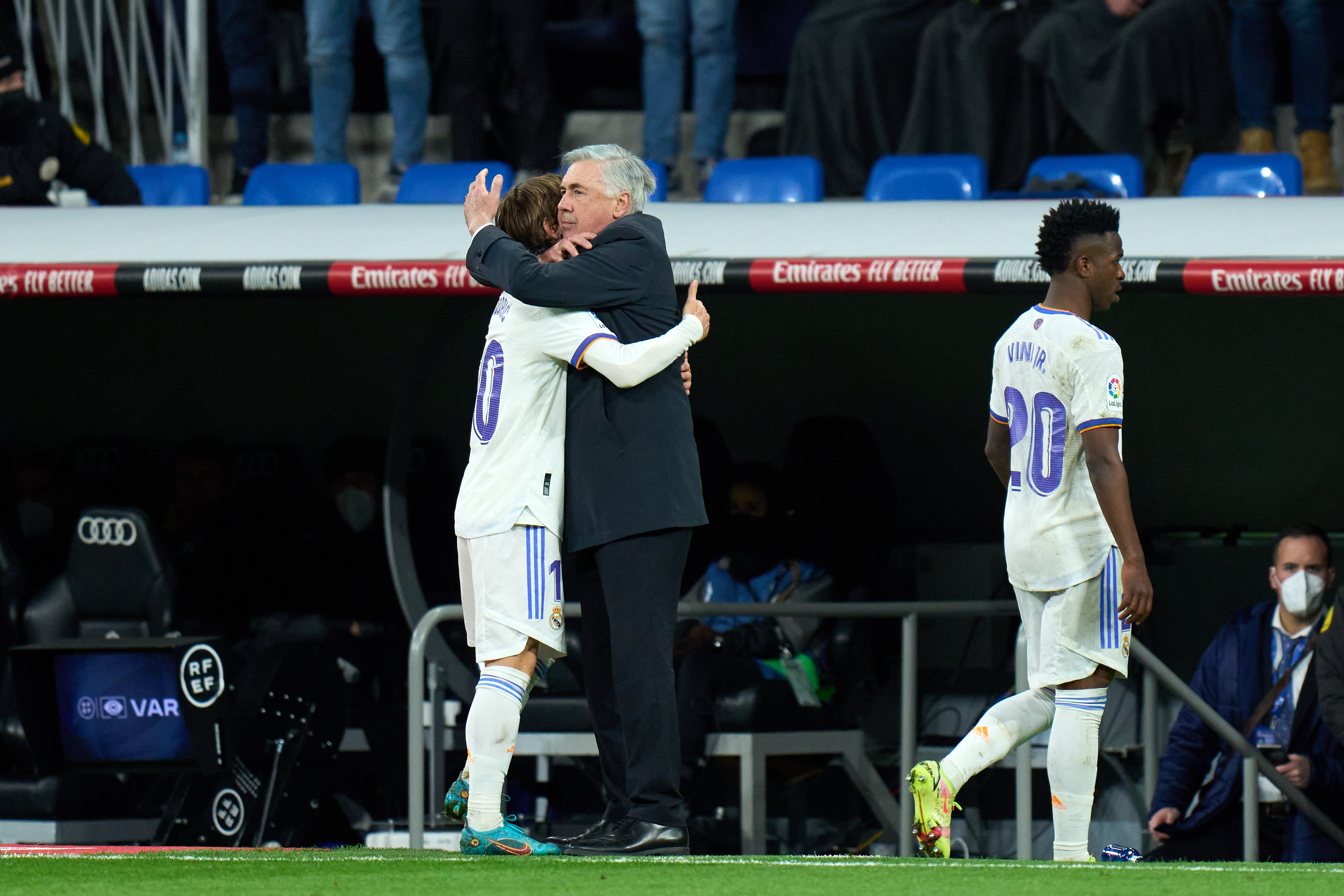 מאמן ריאל מדריד קרלו אנצ'לוטי מחבק את לוקה מודריץ'