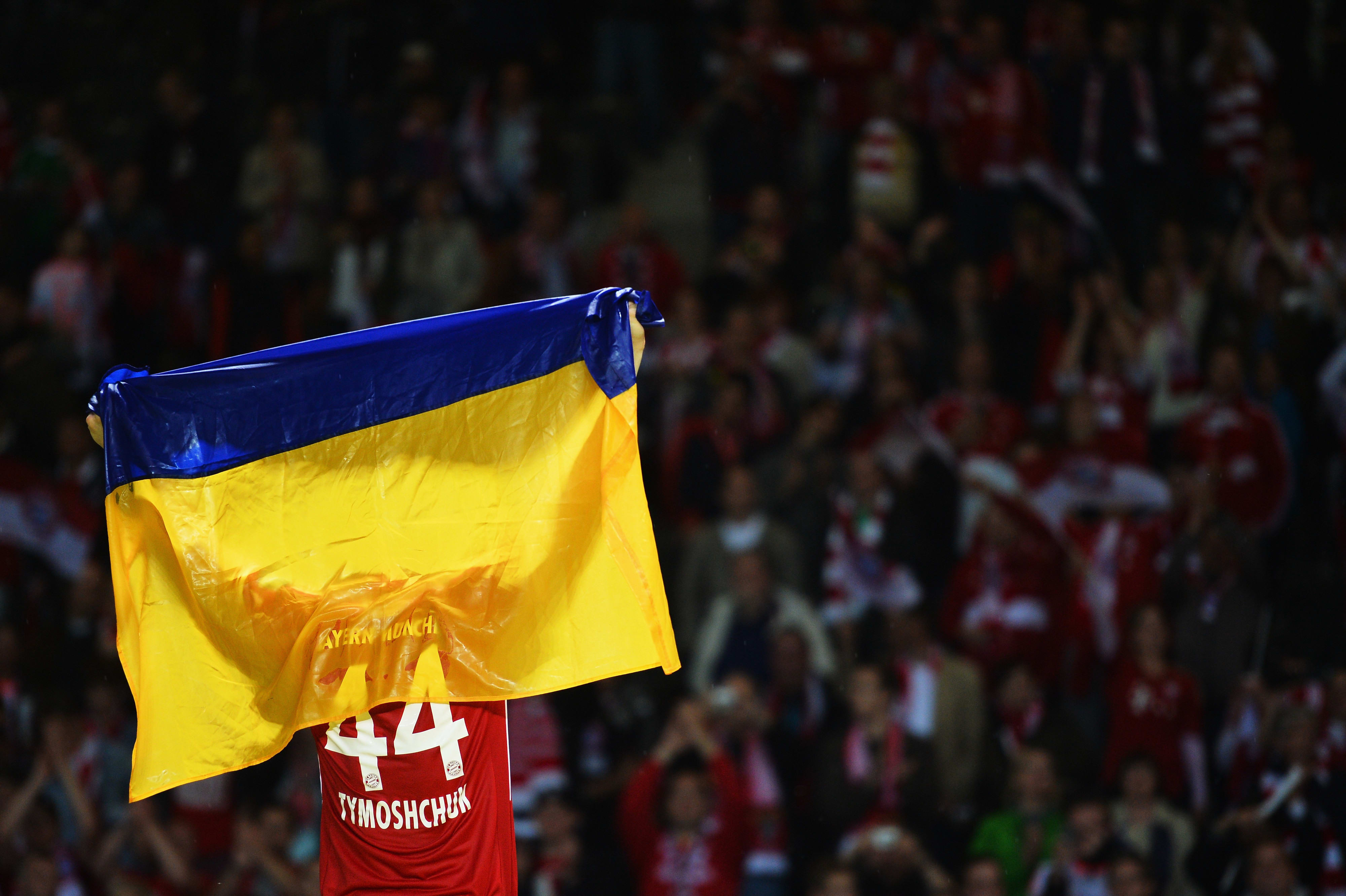 אנטולי טימושצ'וק עם דגל אוקראינה אחרי הזכייה של באיירן מינכן בגביע הגרמני ב-2013