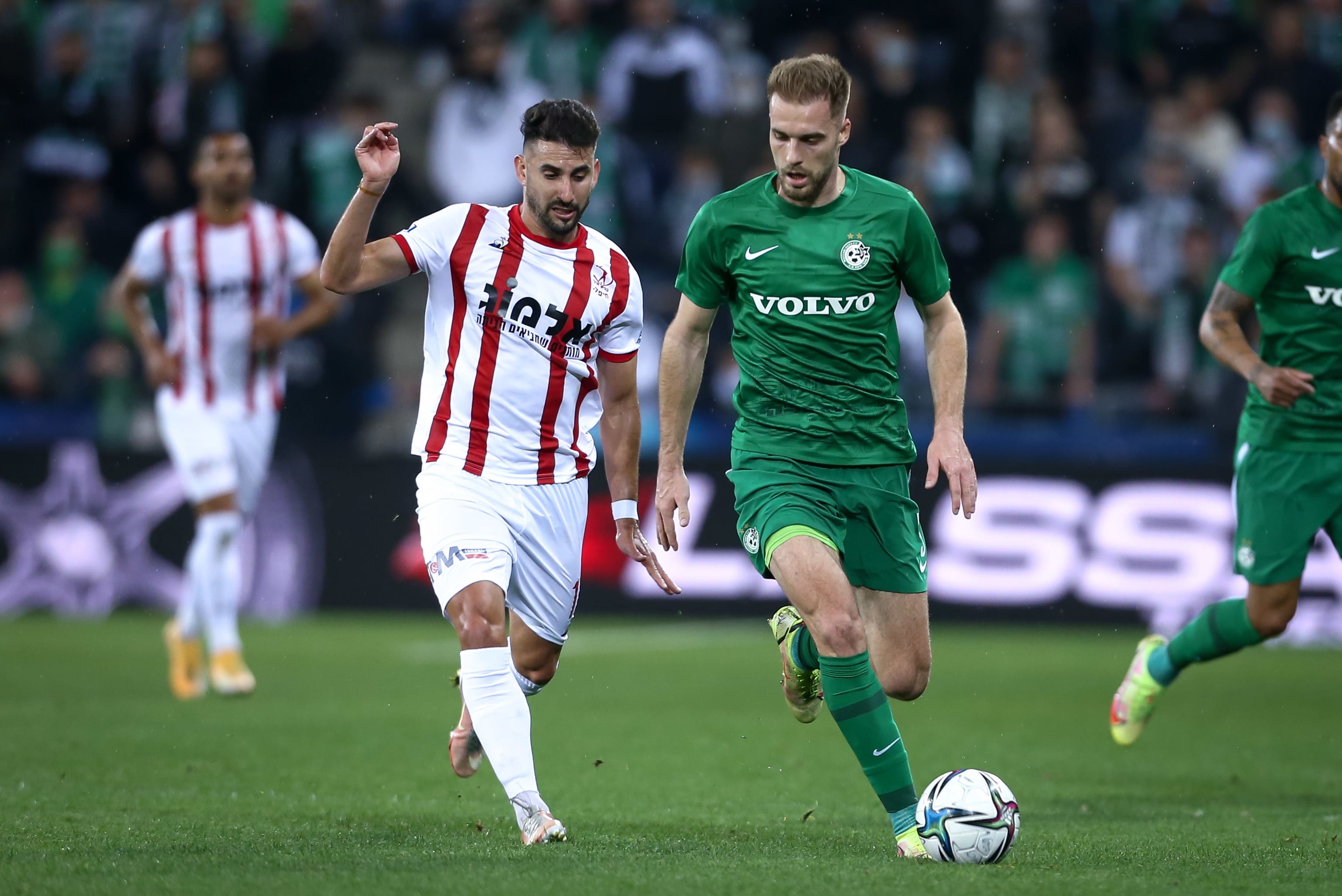 בוגדן פלאניץ' שחקן מכבי חיפה מול אלון תורג'מן שחקן הפועל חיפה