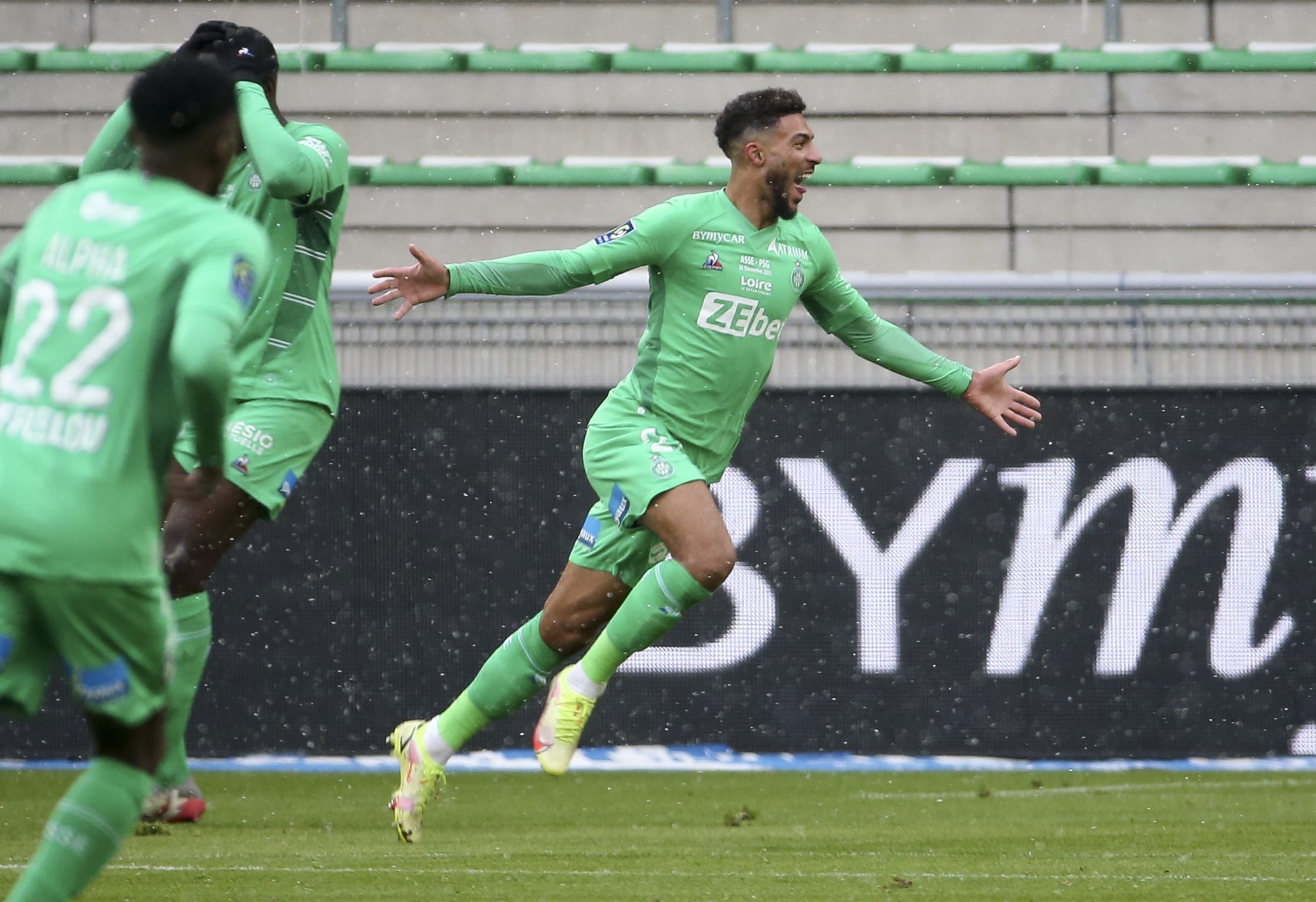 דניס בואנגה, שחקן סנט אטיין חוגג