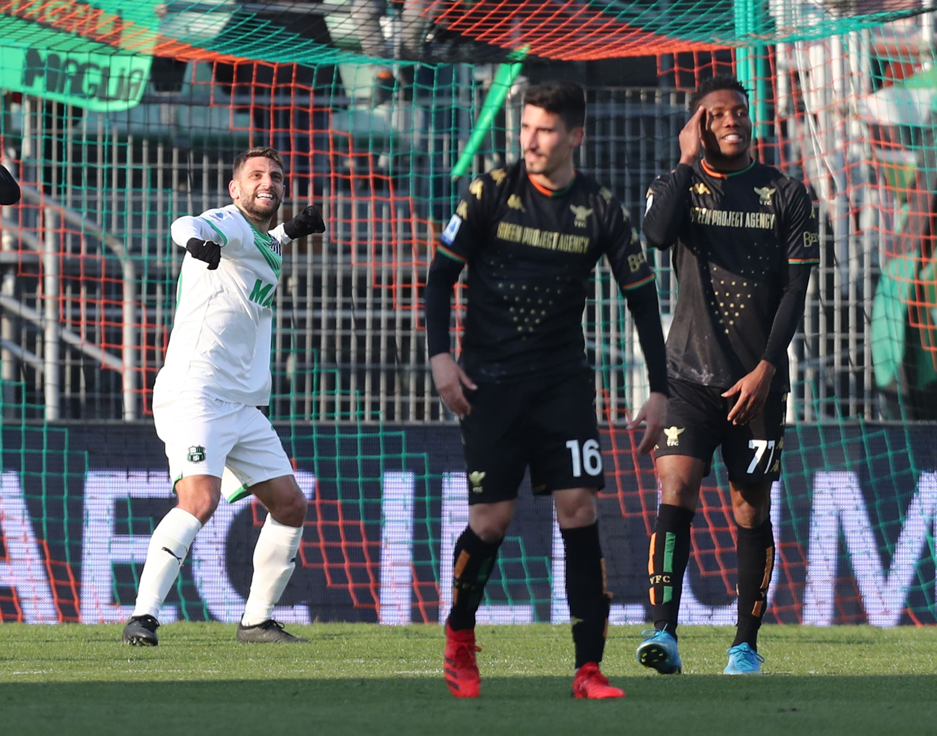 חלוץ ססואולו דומניקו ברארדי חוגג נגד ונציה